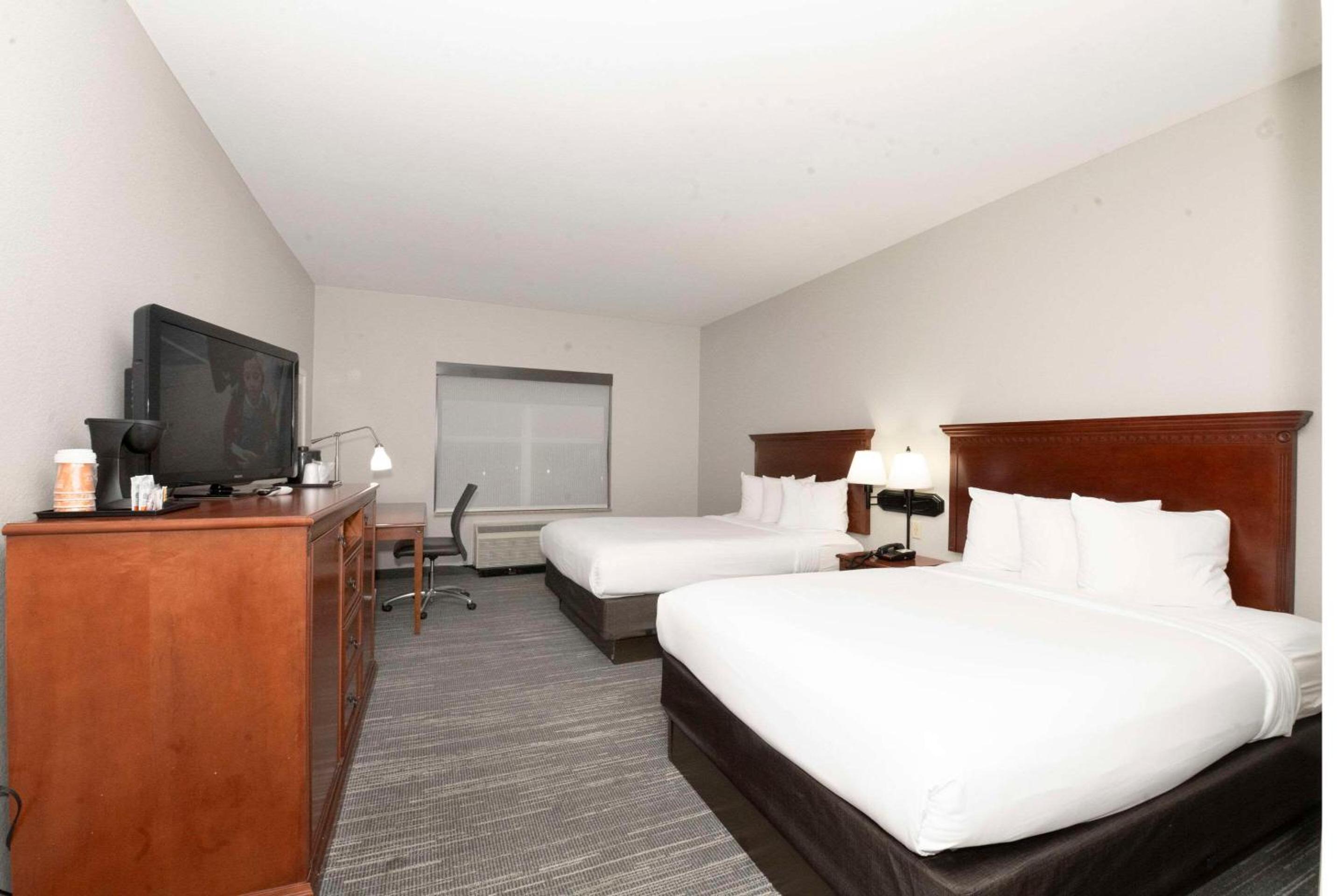 Queen Room with Two Queen Beds - Non-Smoking - Photo 4