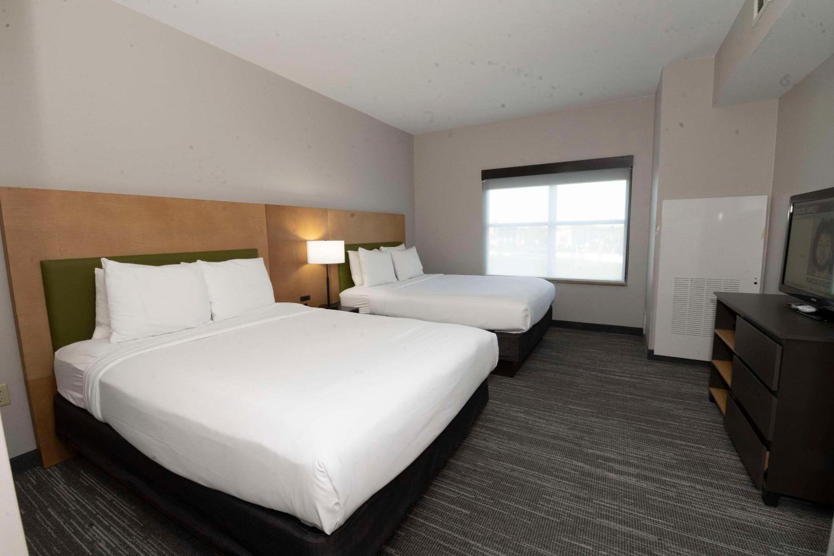 Queen Suite with Two Queen Beds - Non-Smoking - Photo 3