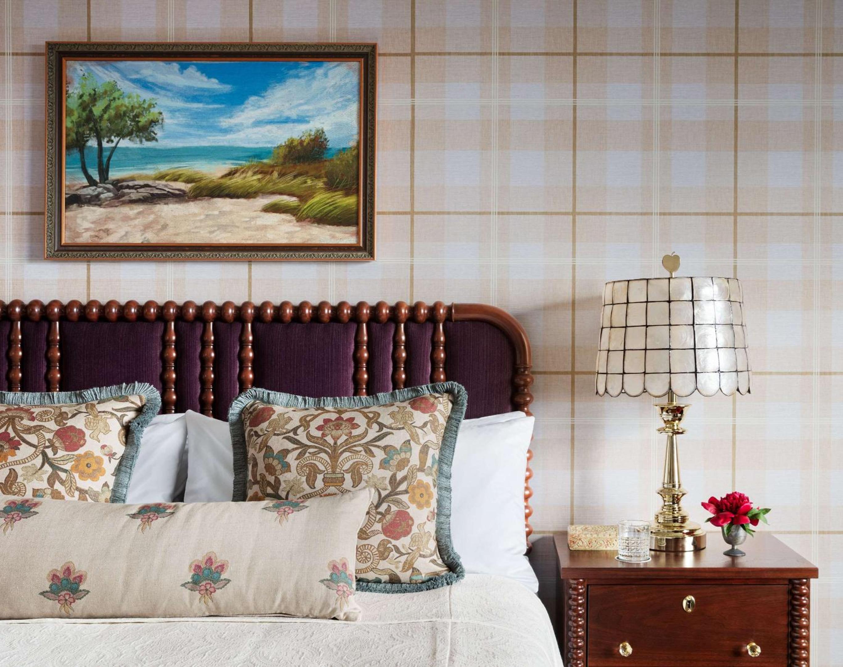 Graduate King Room with Lake View - Photo 1