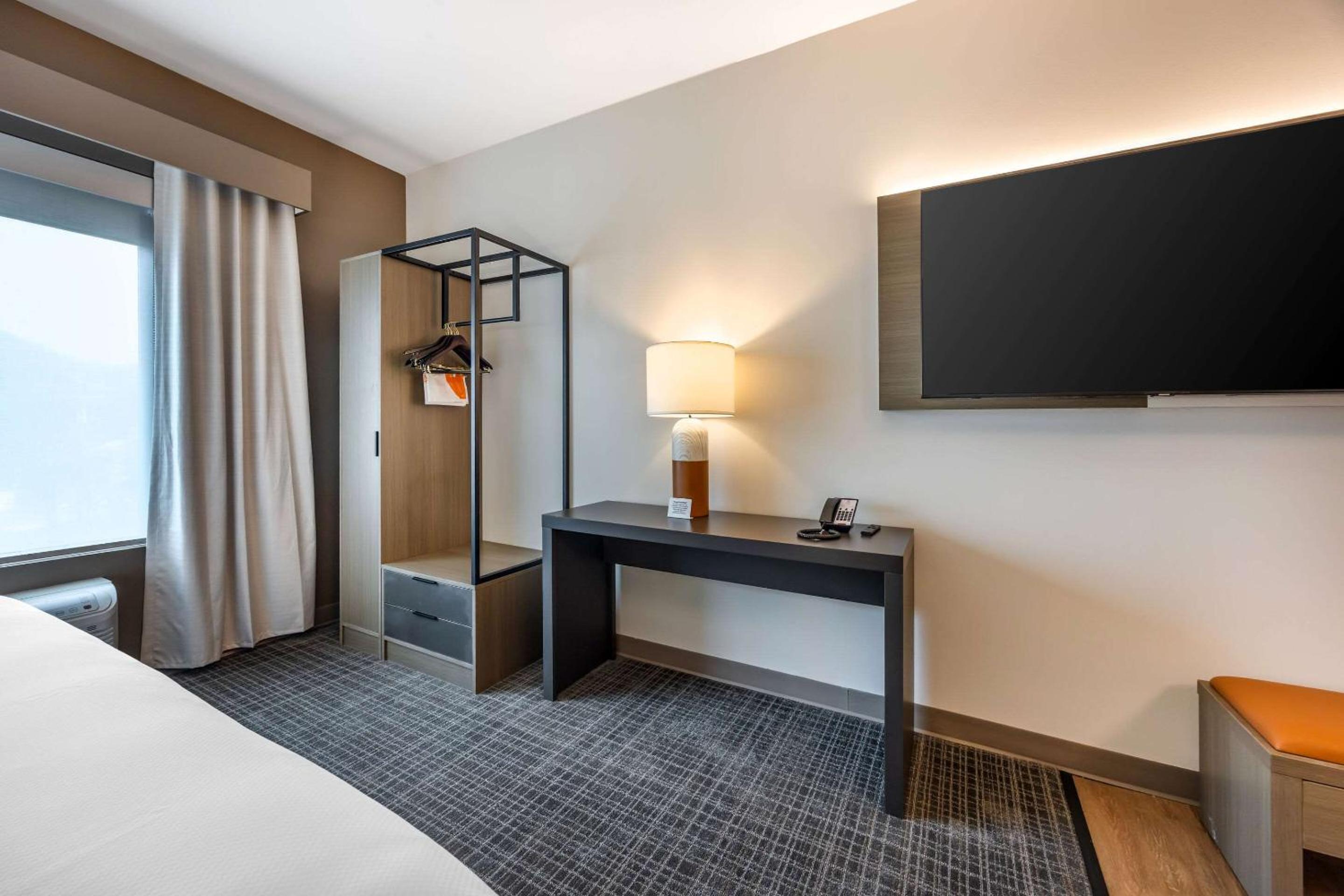 Quadruple Room with Two Queen Beds and Tub - Disability Access/Non Smoking - Photo 1