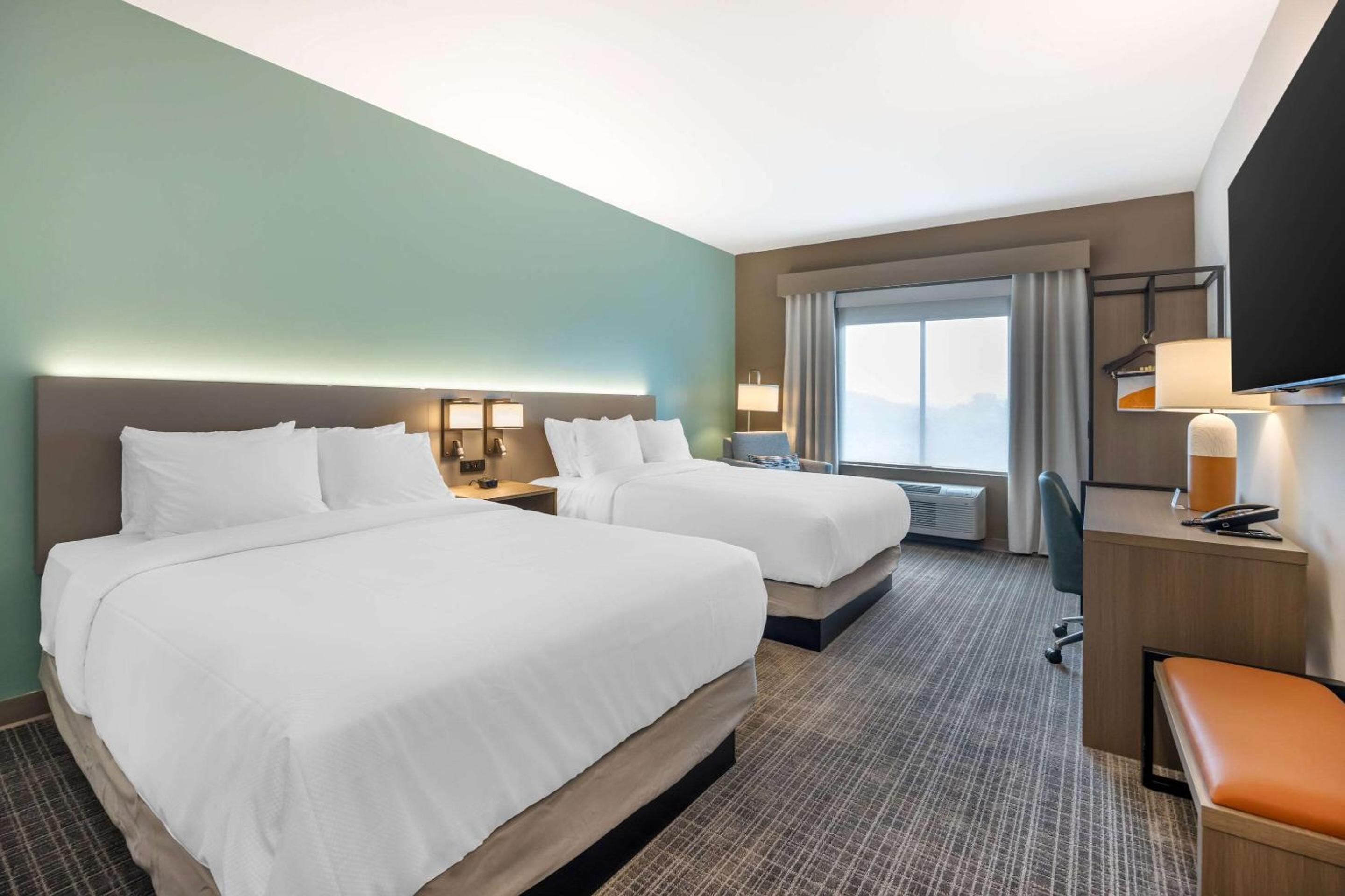 Quadruple Room with Two Queen Beds and Tub - Disability Access/Non Smoking - Photo 3