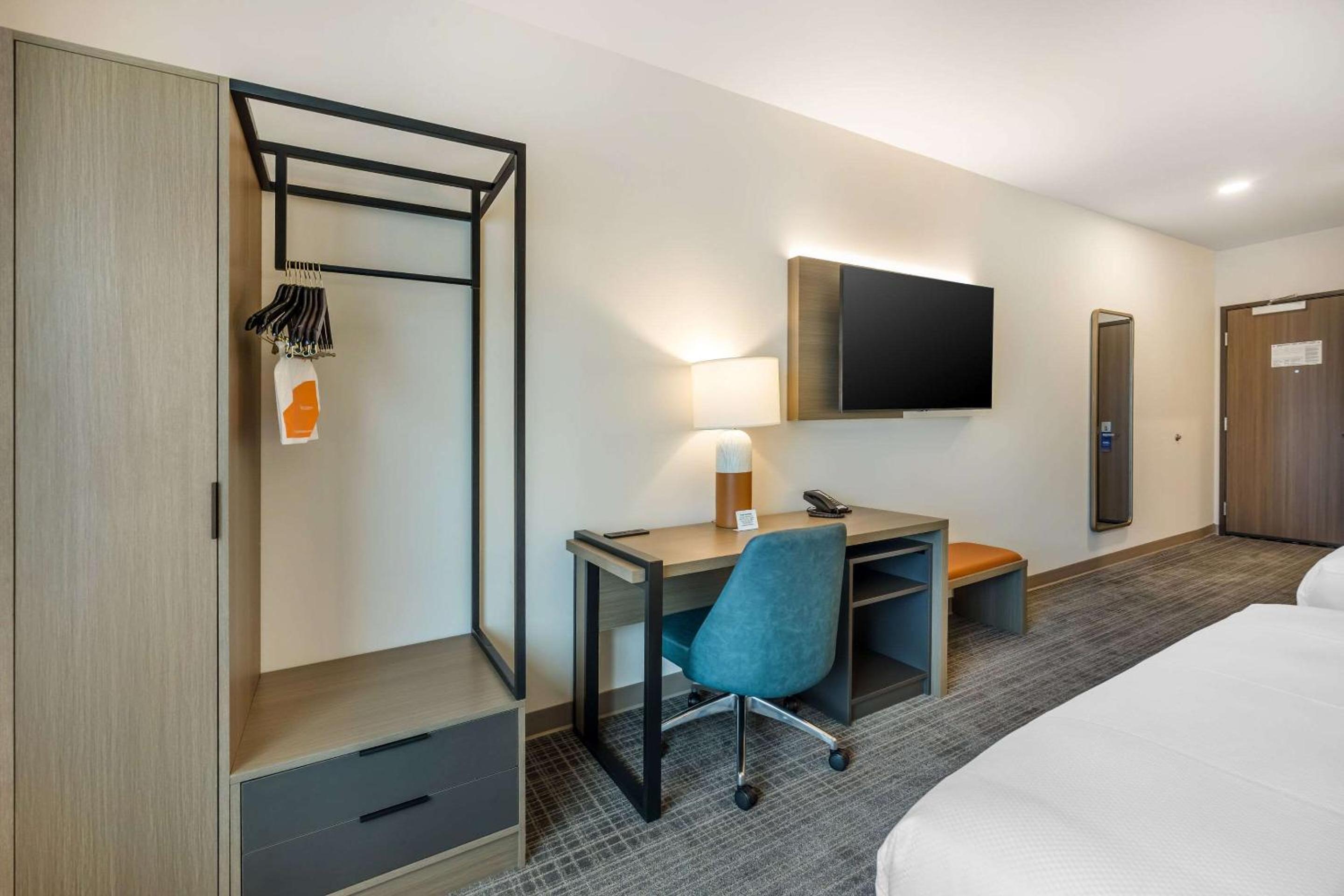 Quadruple Room with Two Queen Beds and Tub - Disability Access/Non Smoking - Photo 4