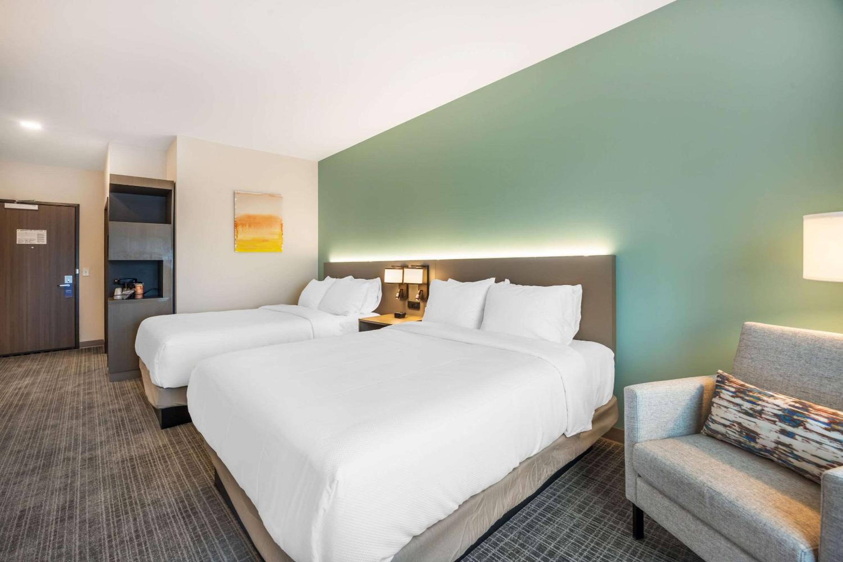 Quadruple Room with Two Queen Beds and Tub - Disability Access/Non Smoking - Photo 5