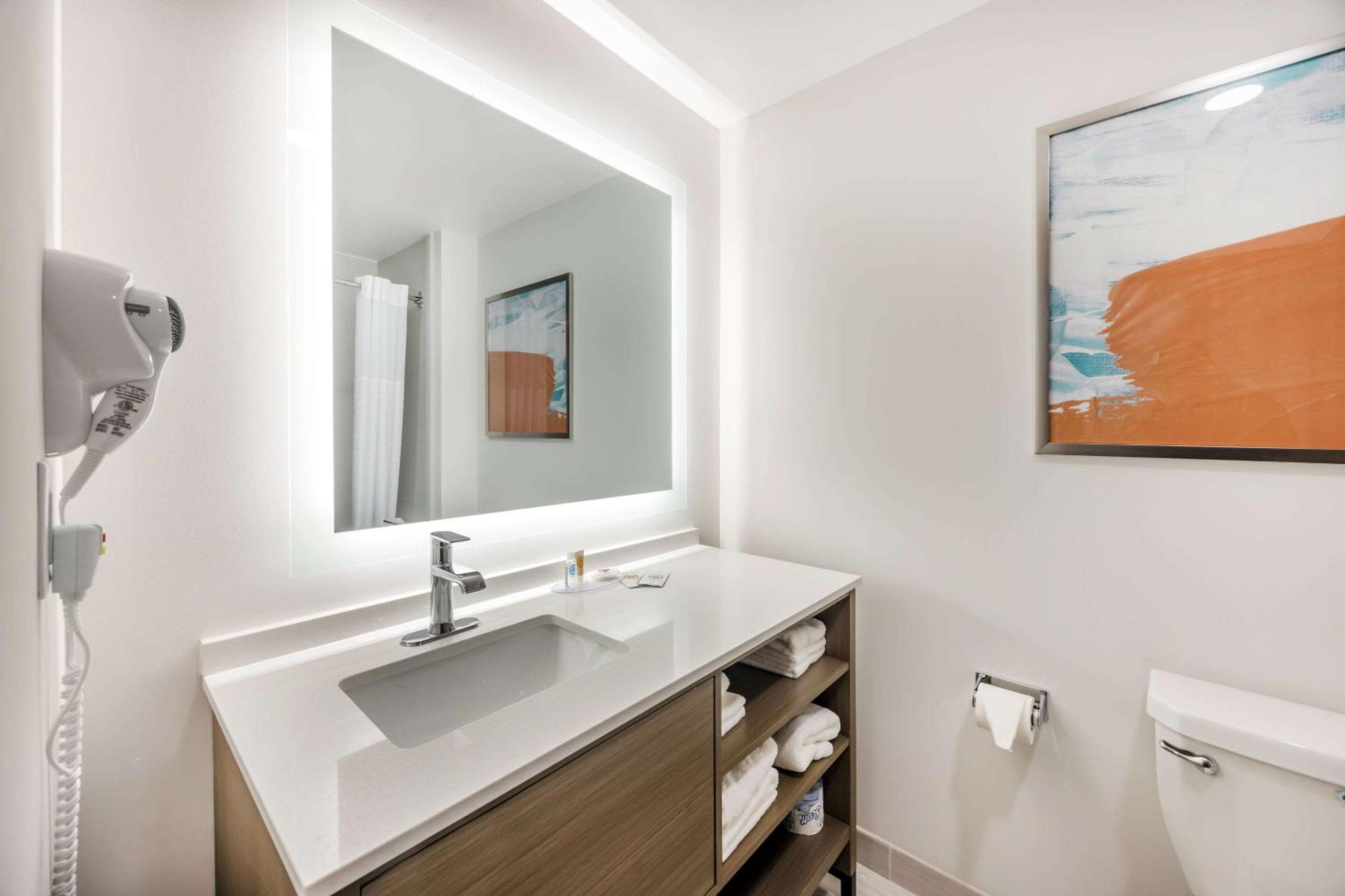 Quadruple Room with Two Queen Beds and Tub - Disability Access/Non Smoking - Photo 2