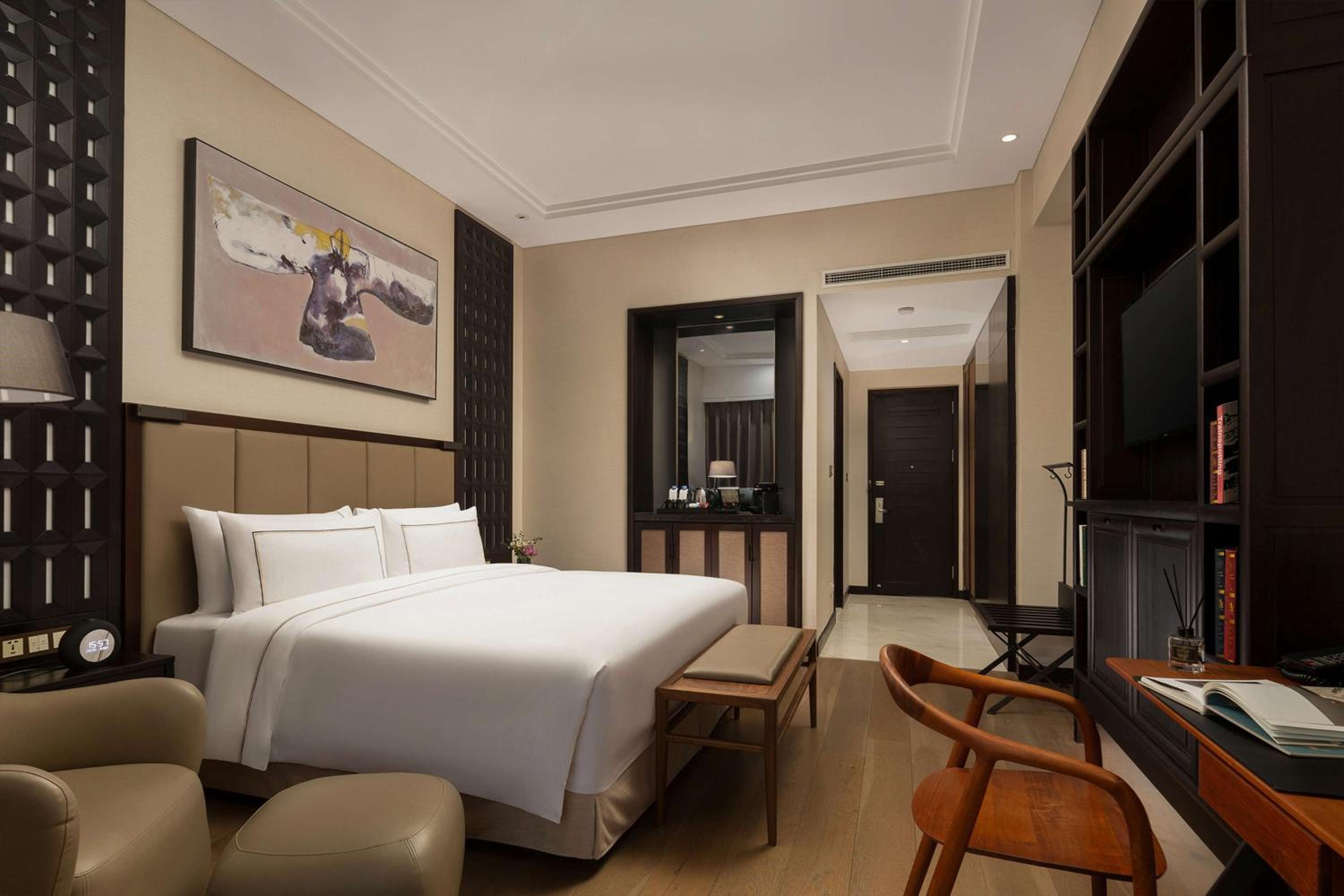Deluxe King Room with Garden View