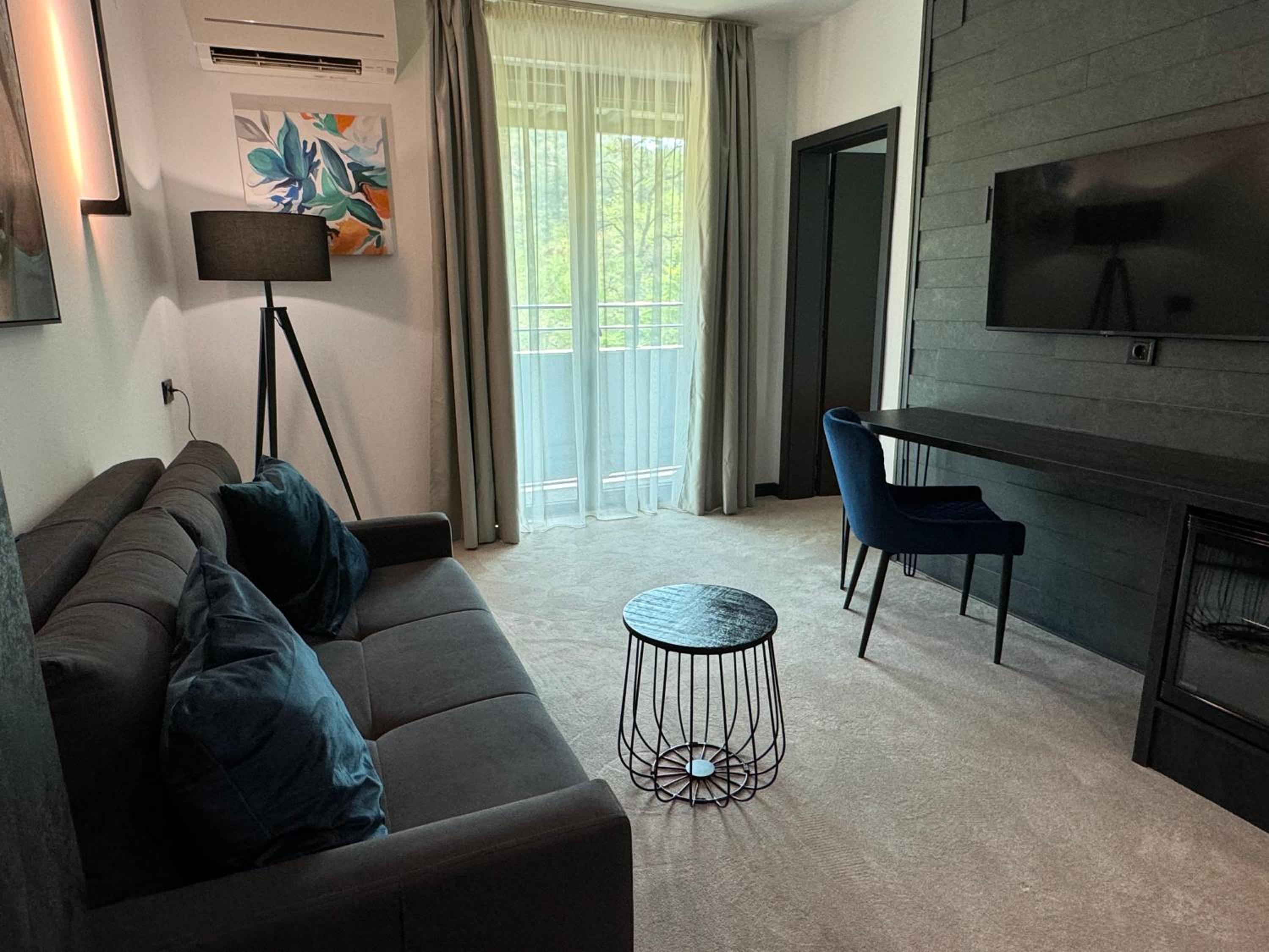 Junior Suite with Balcony - Photo 2