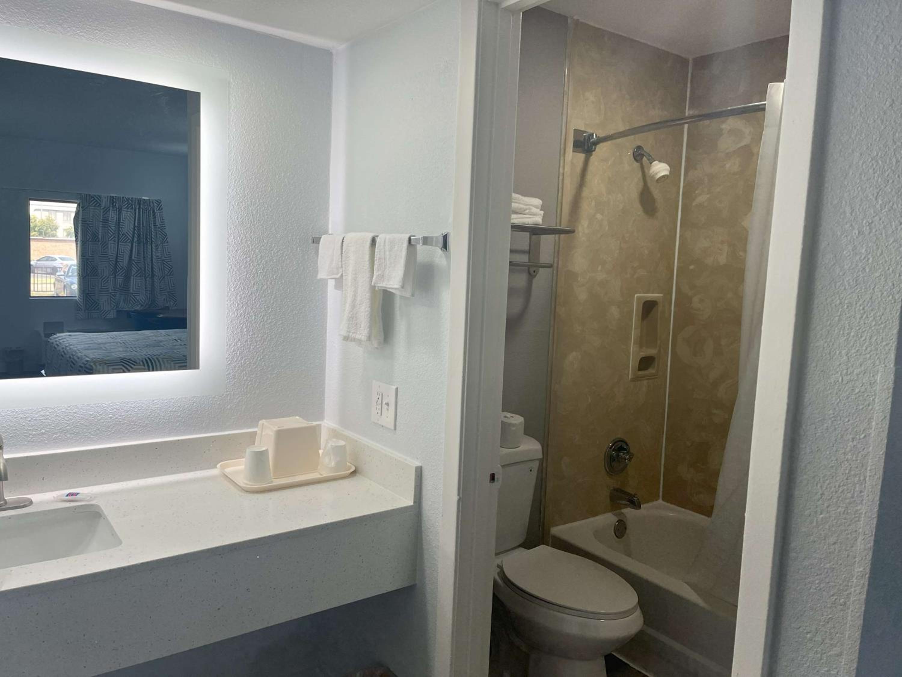 King Room - Non-Smoking photo 3