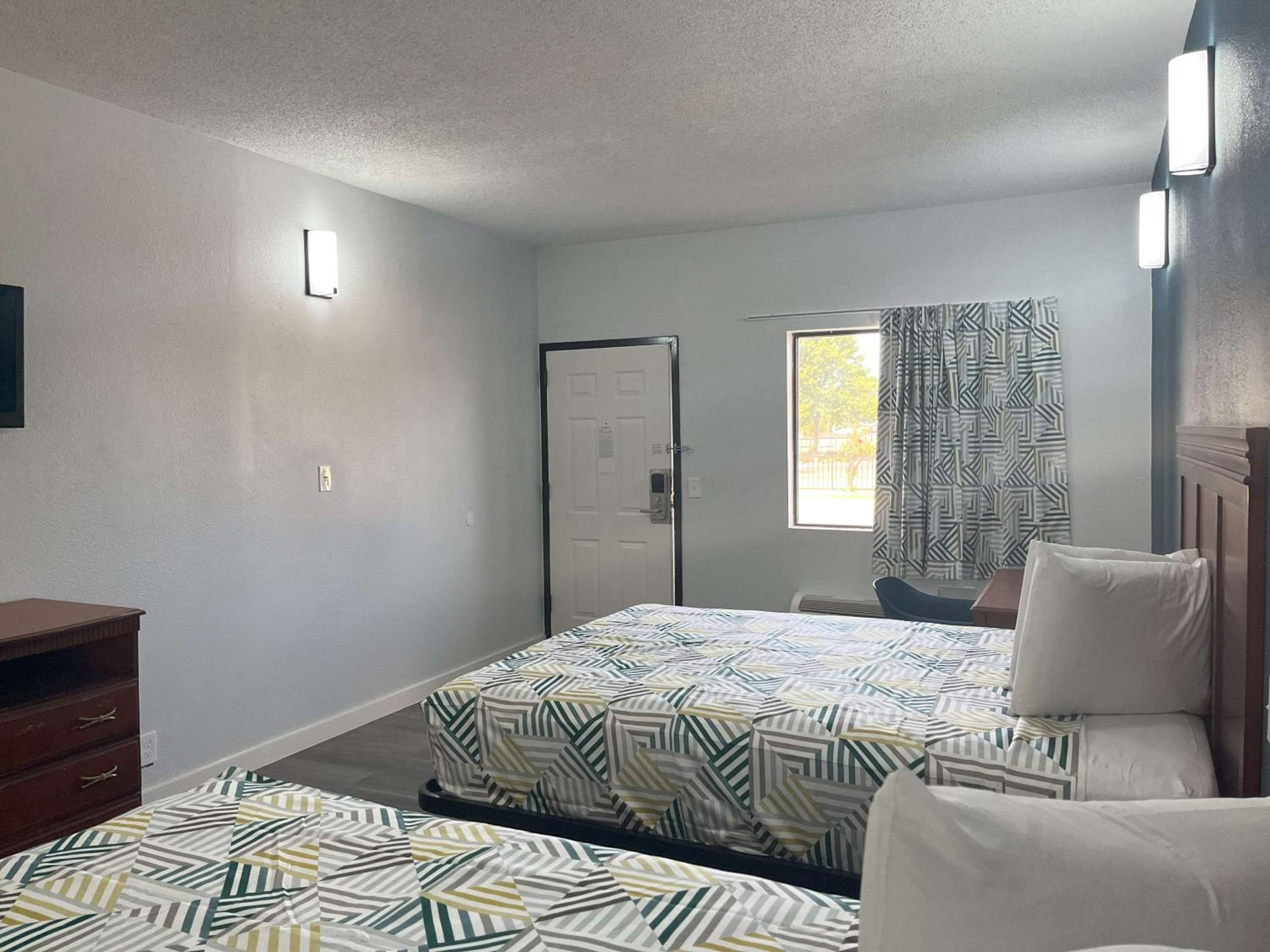 Queen Room with Two Queen Beds - Smoking photo 3