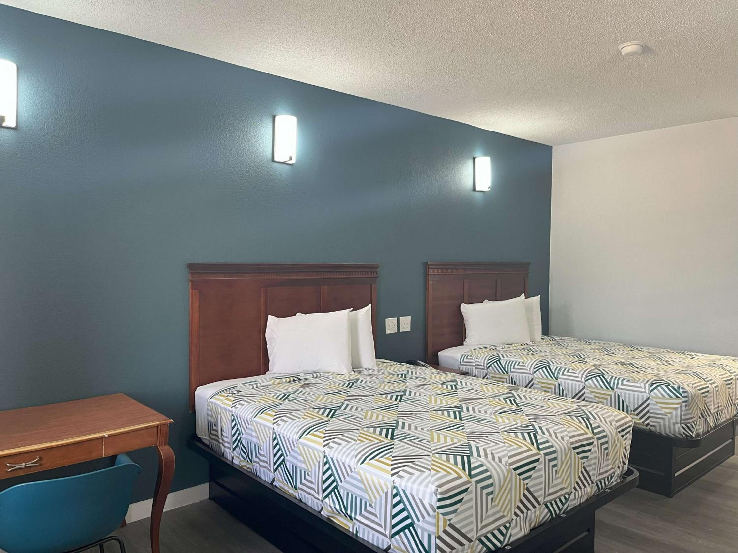 Queen Room with Two Queen Beds - Non-Smoking photo 2