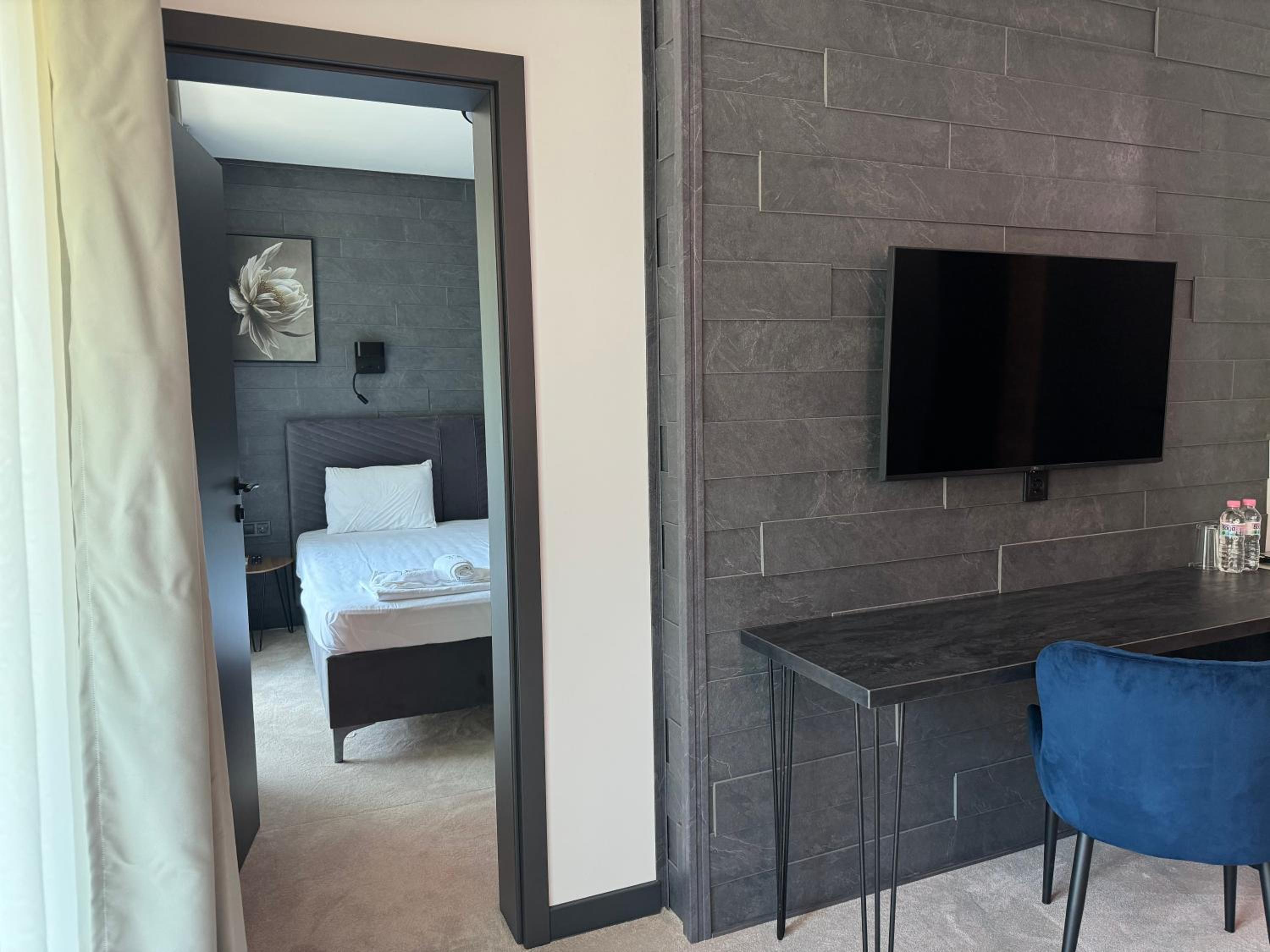 Junior Suite with Balcony - Photo 4