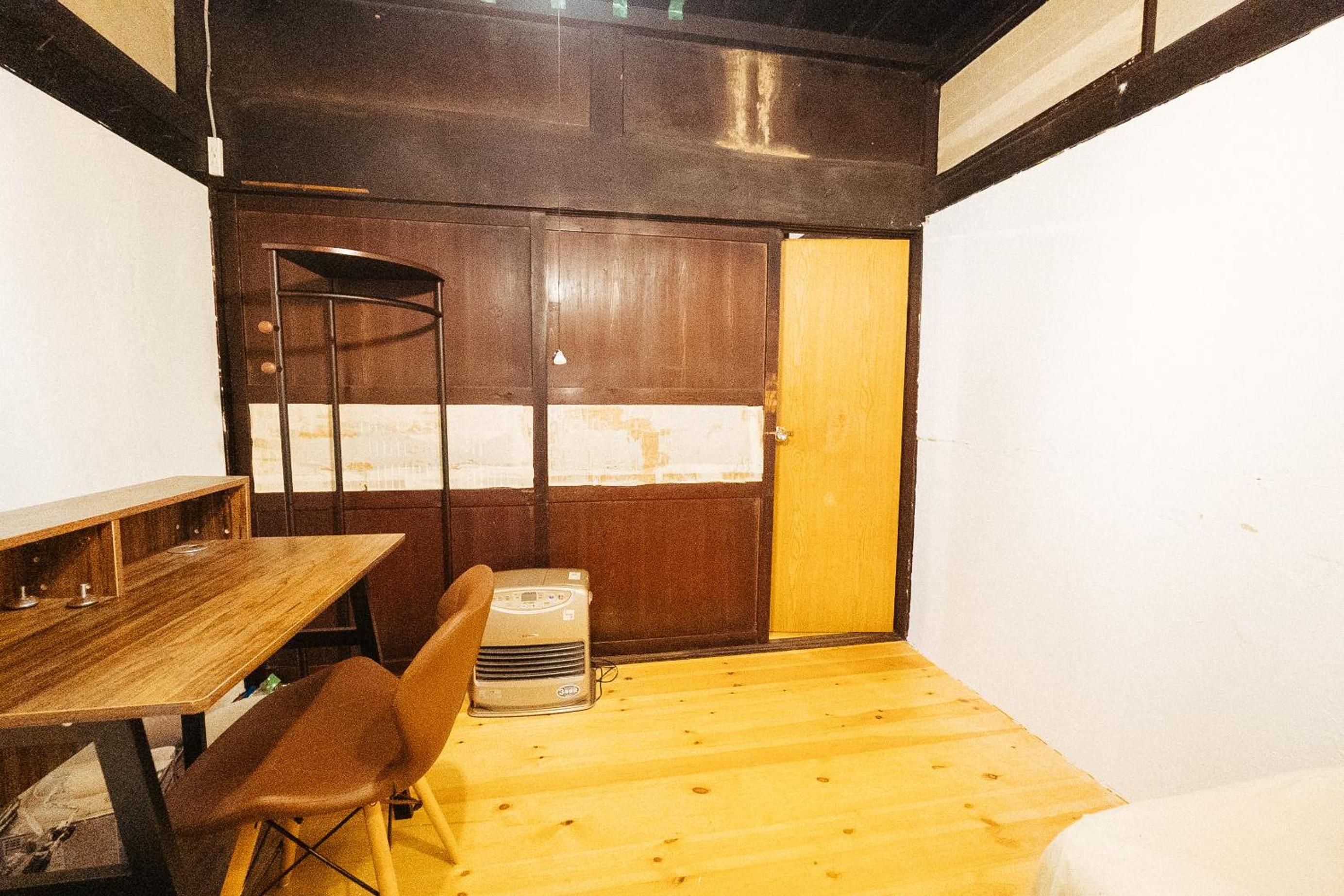 Economy Twin Room photo 3