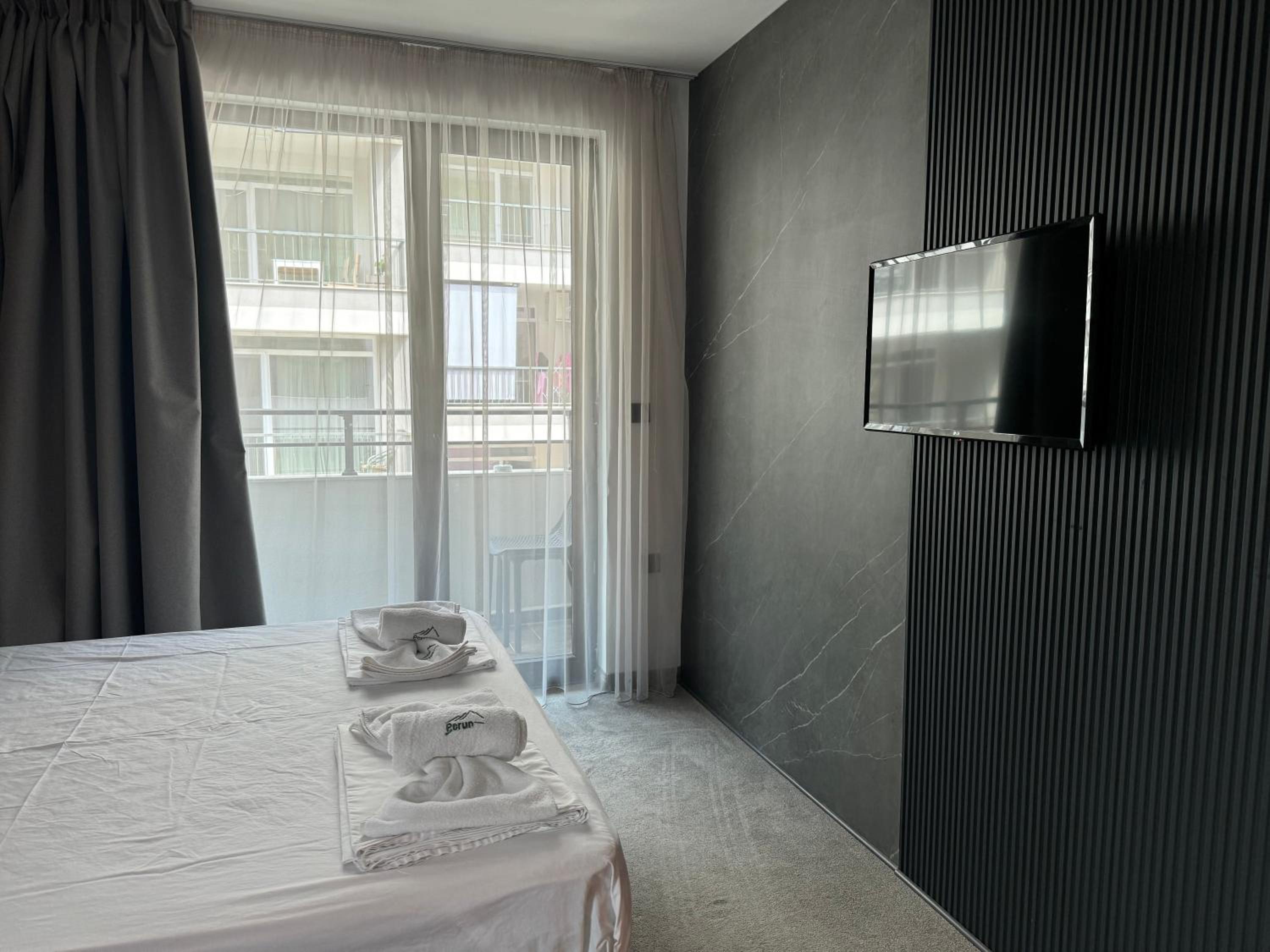 Suite with Balcony (3 Adults) - Photo 3