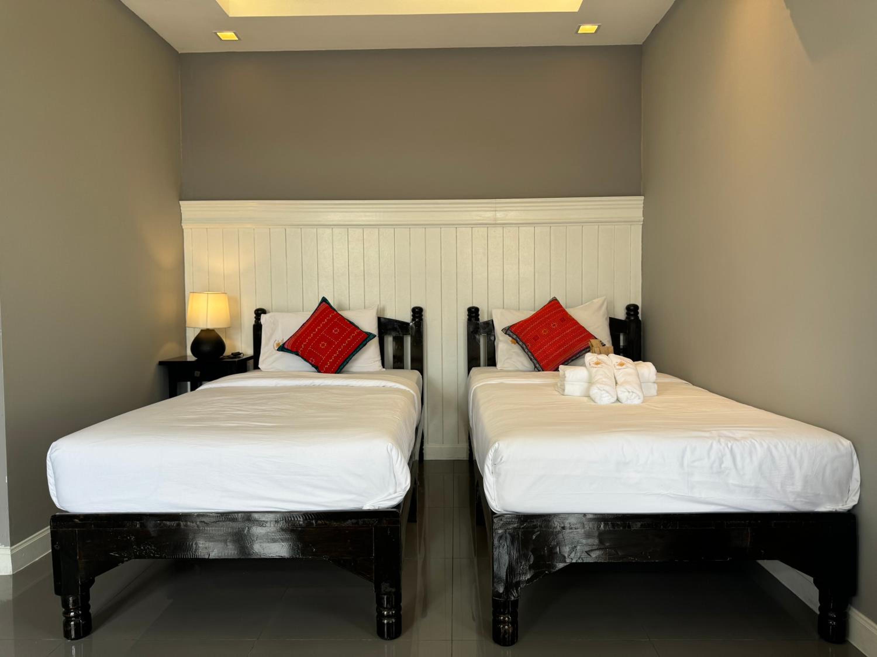 Superior Twin Room with City View - Photo 4