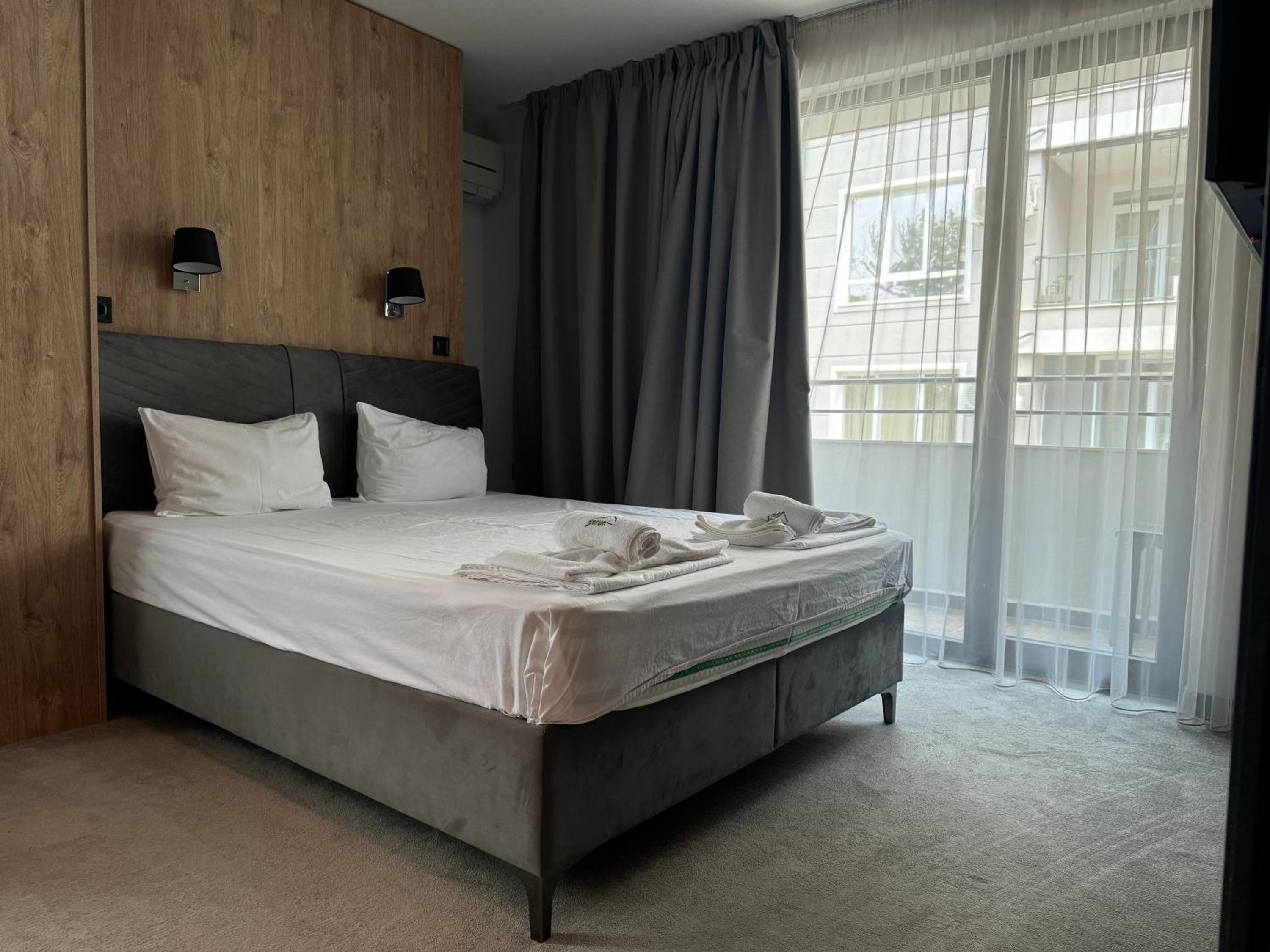 Suite with Balcony (3 Adults) - Photo 4
