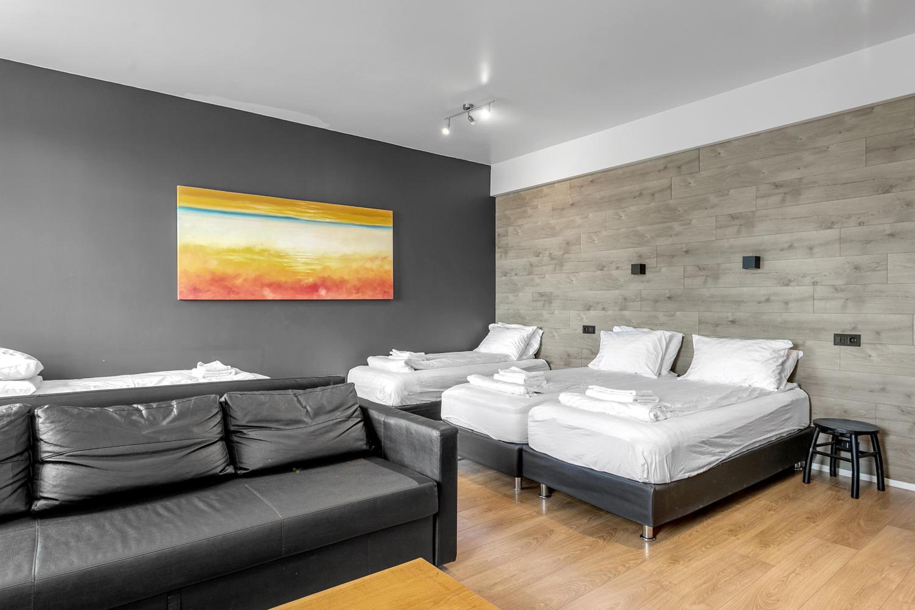 Large Family Studio - Photo 12