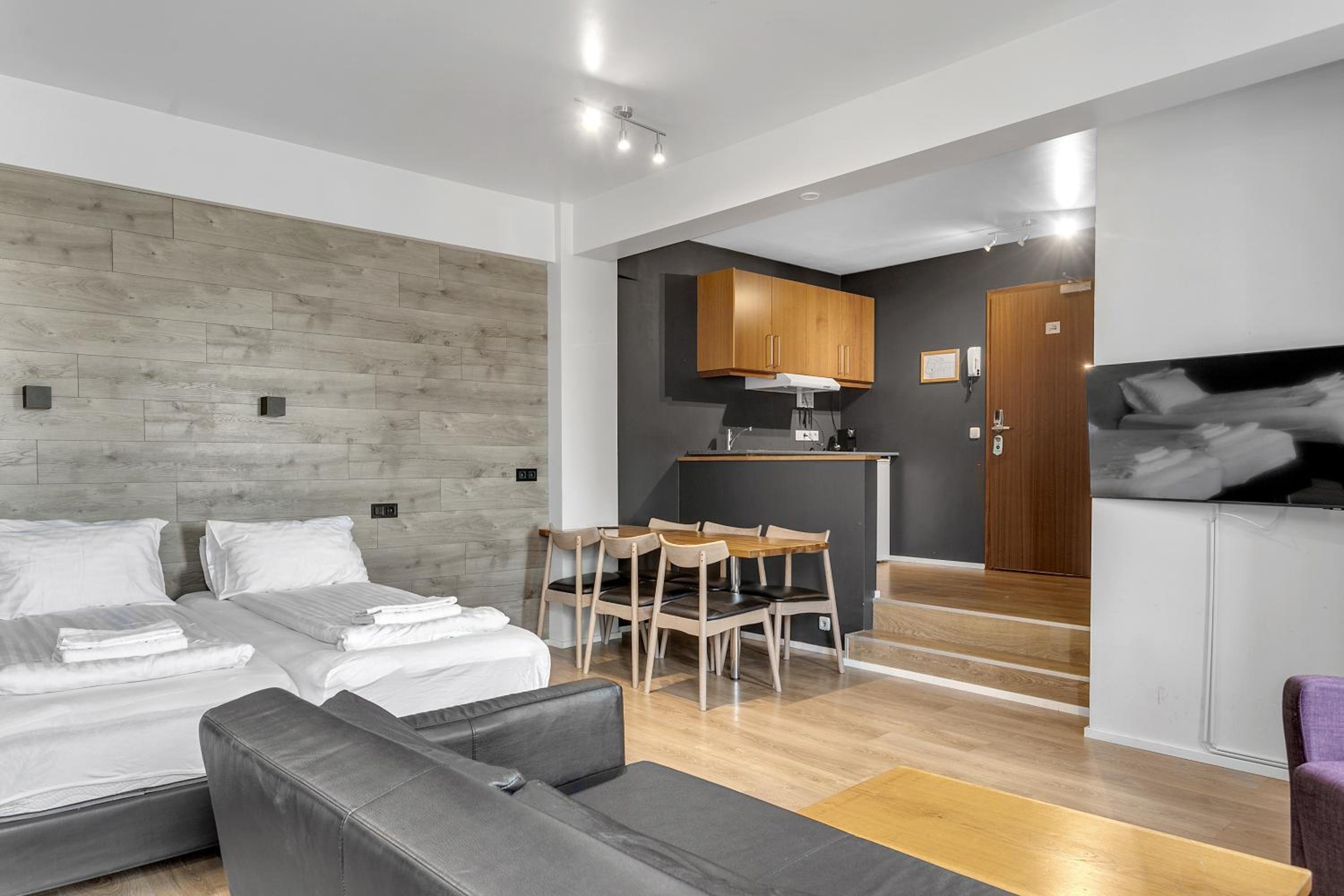 Large Family Studio - Photo 11