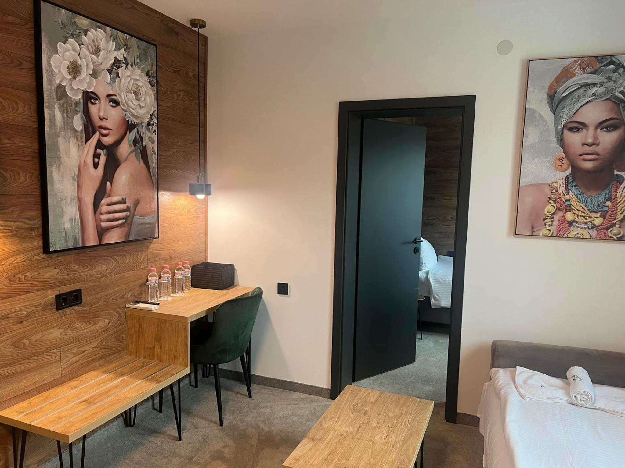 Suite with Balcony (3 Adults) - Photo 2
