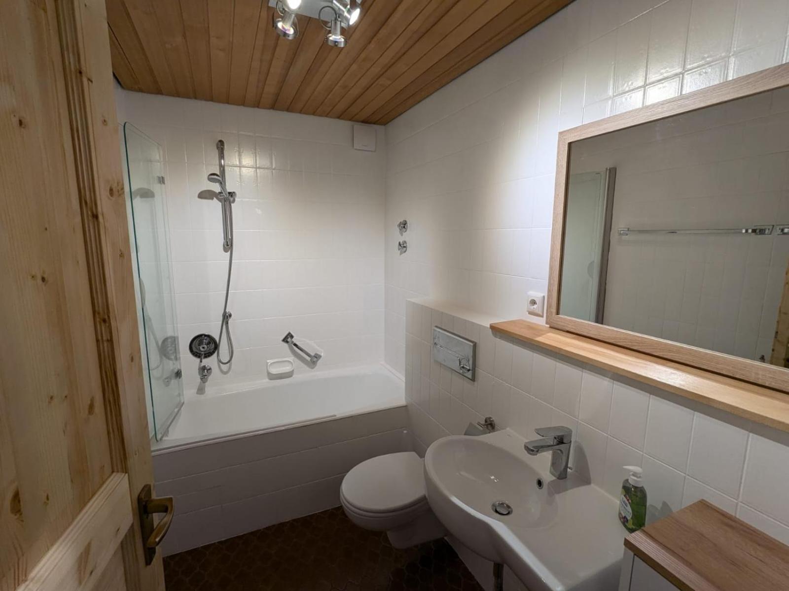 One-Bedroom Apartment with Balcony photo 2