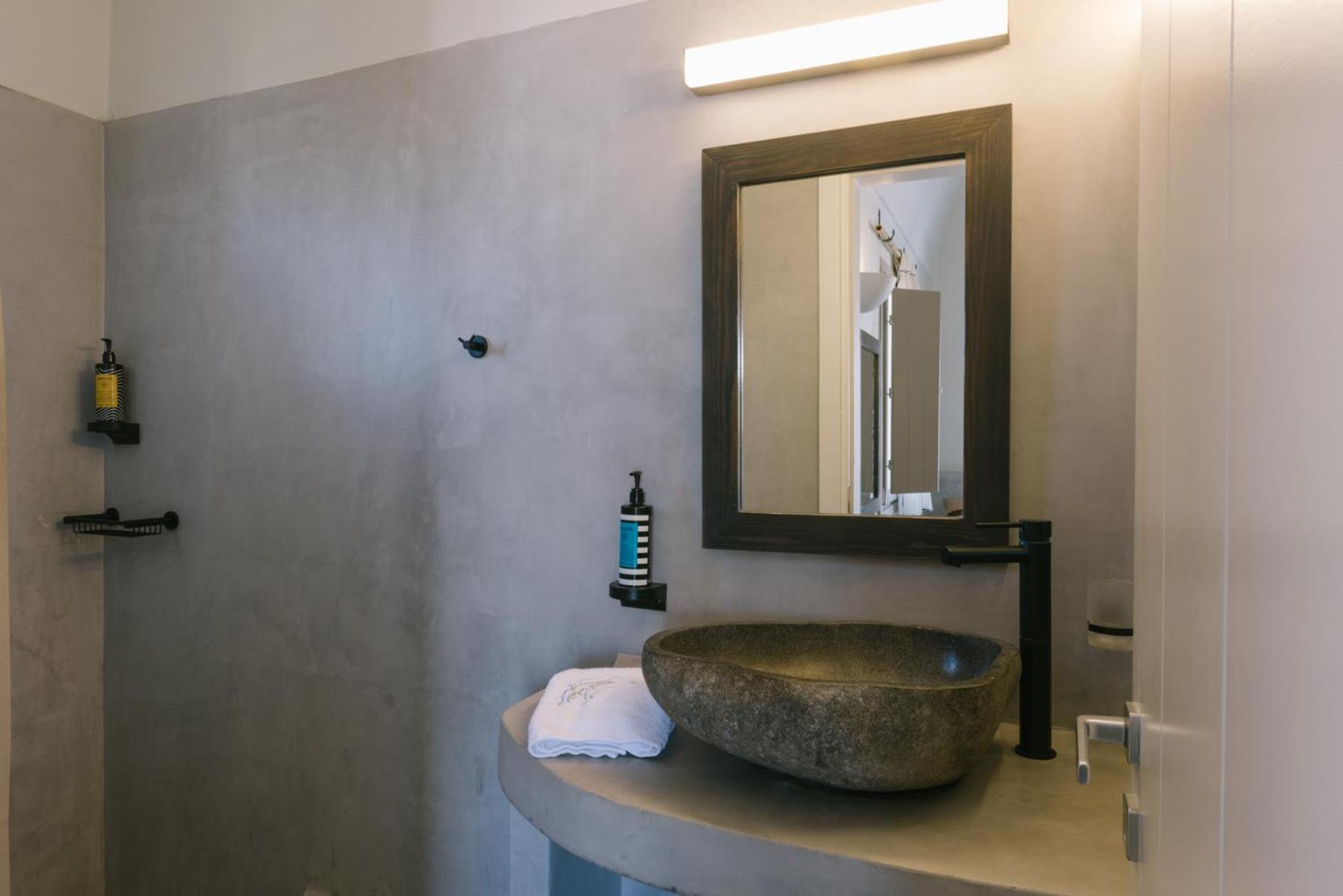 Standard Double Room - Photo 8
