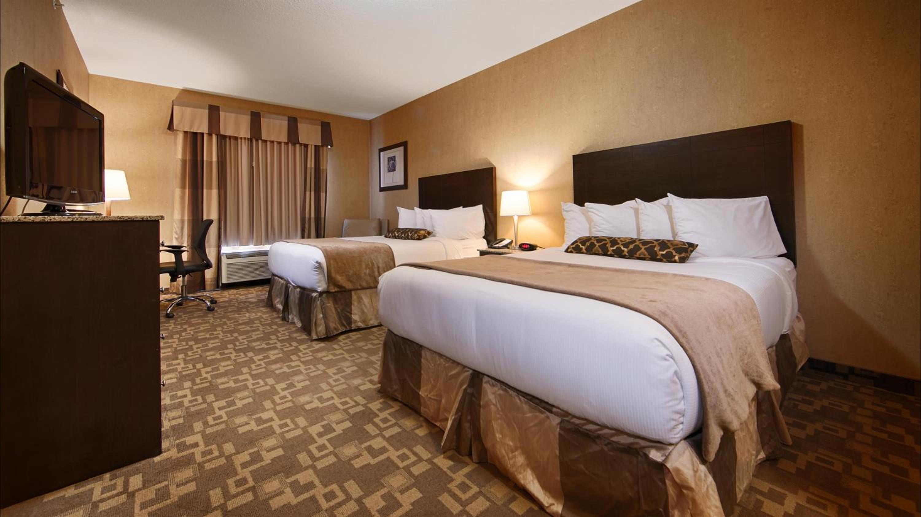 Queen Room with Two Queen Beds - Non-Smoking - Photo 9