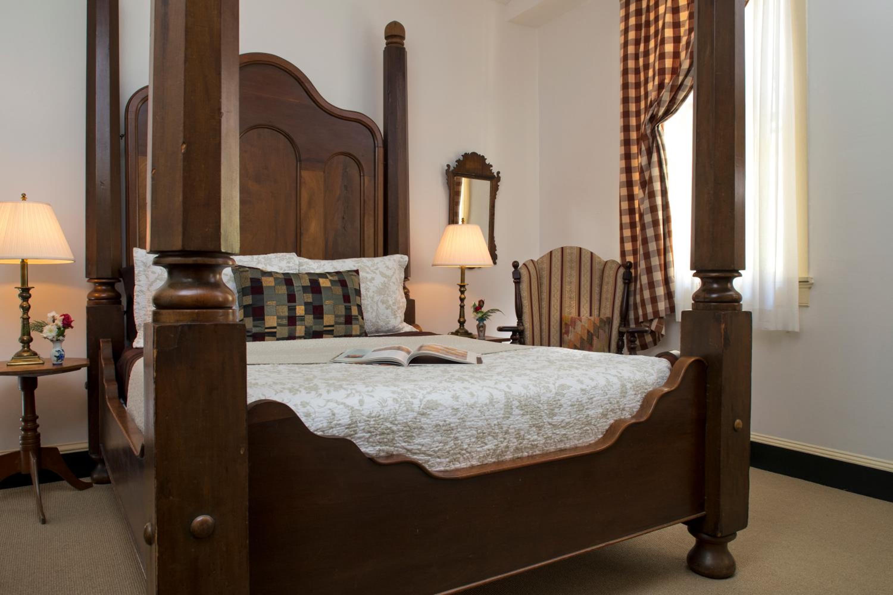 Queen Suite with Balcony - Photo 3