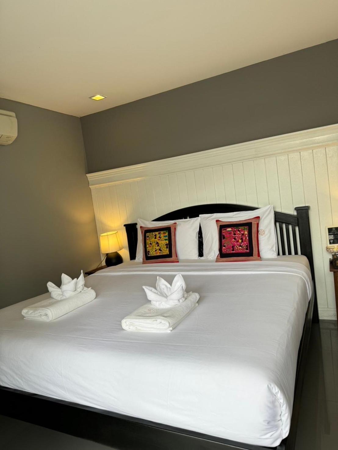 Deluxe Double Room with Balcony - Photo 21