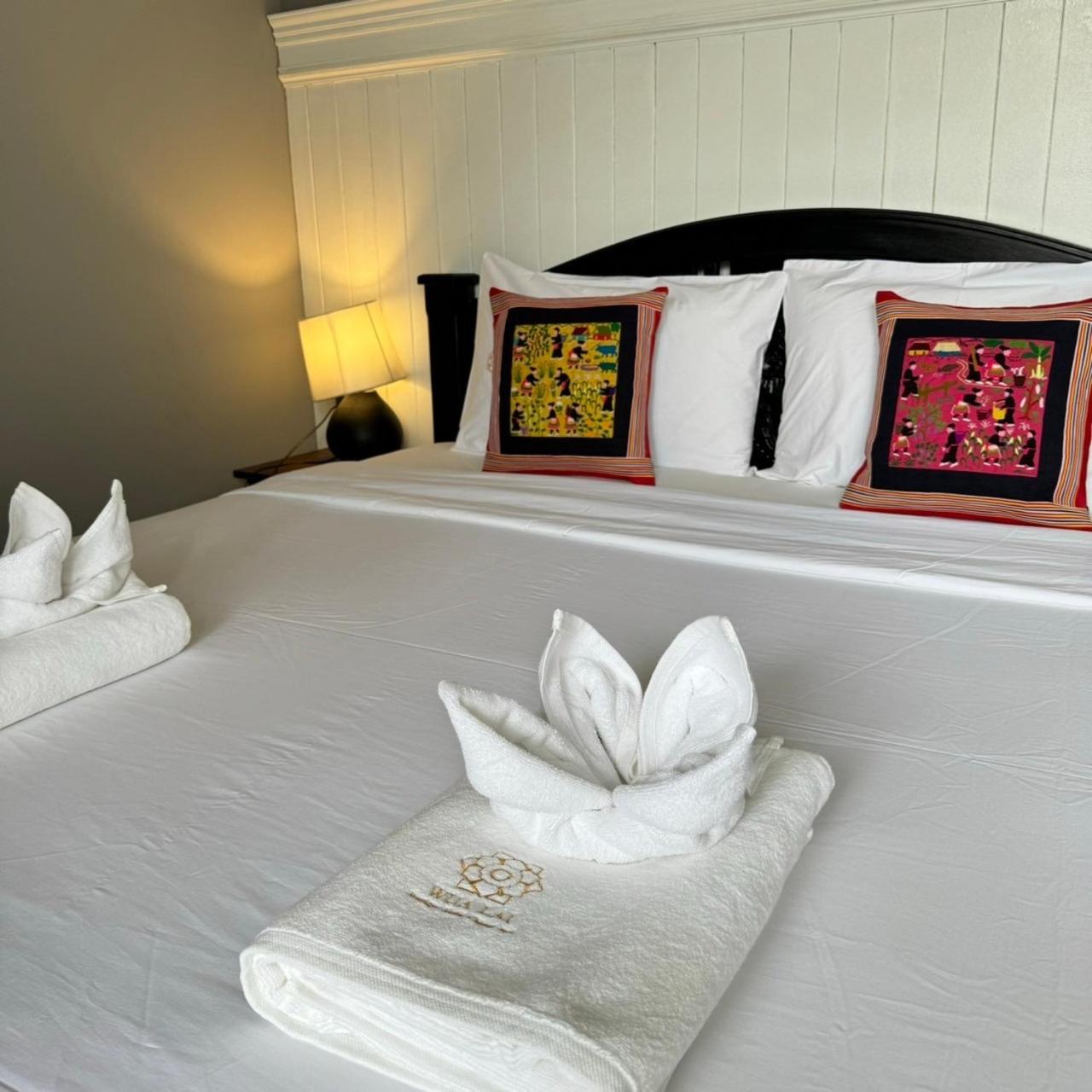 Deluxe Double Room with Balcony - Photo 8