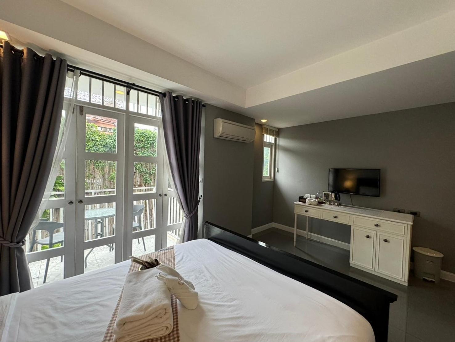 Deluxe Double Room with Balcony - Photo 14