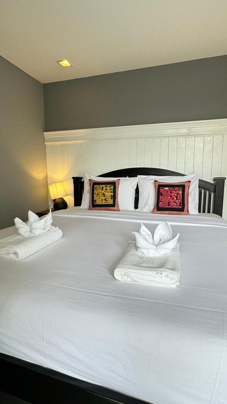 Deluxe Double Room with Balcony - Photo 9