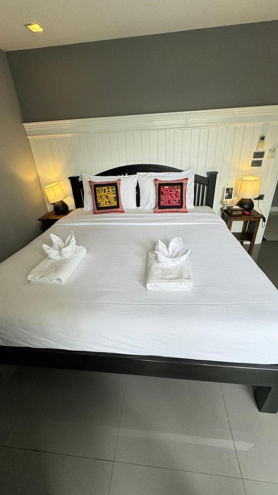 Deluxe Double Room with Balcony - Photo 10
