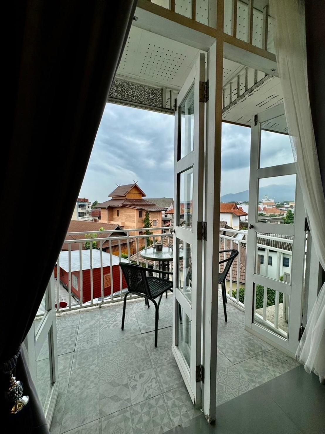 Deluxe Double Room with Balcony - Photo 12