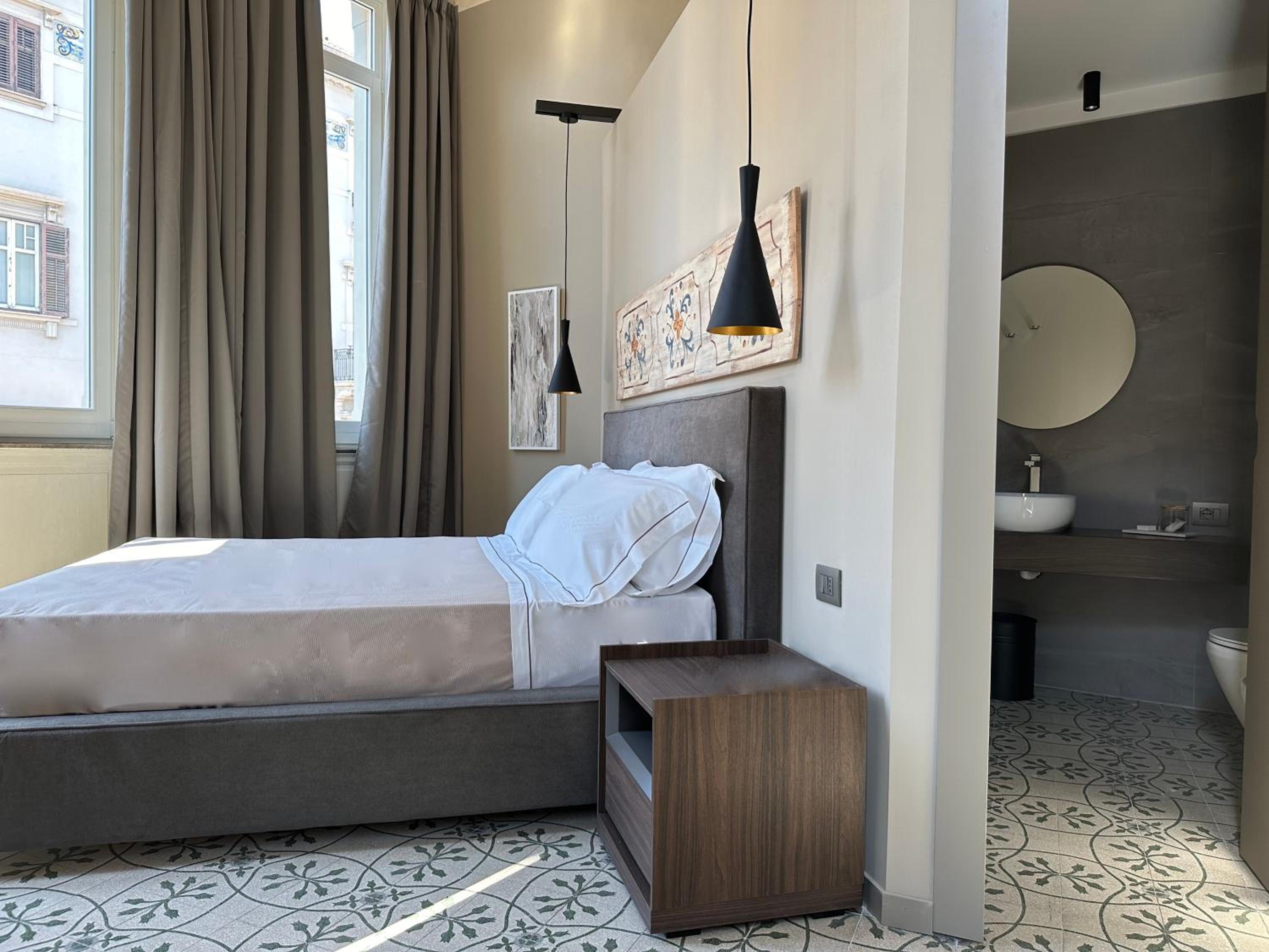 Suite - Photo 1