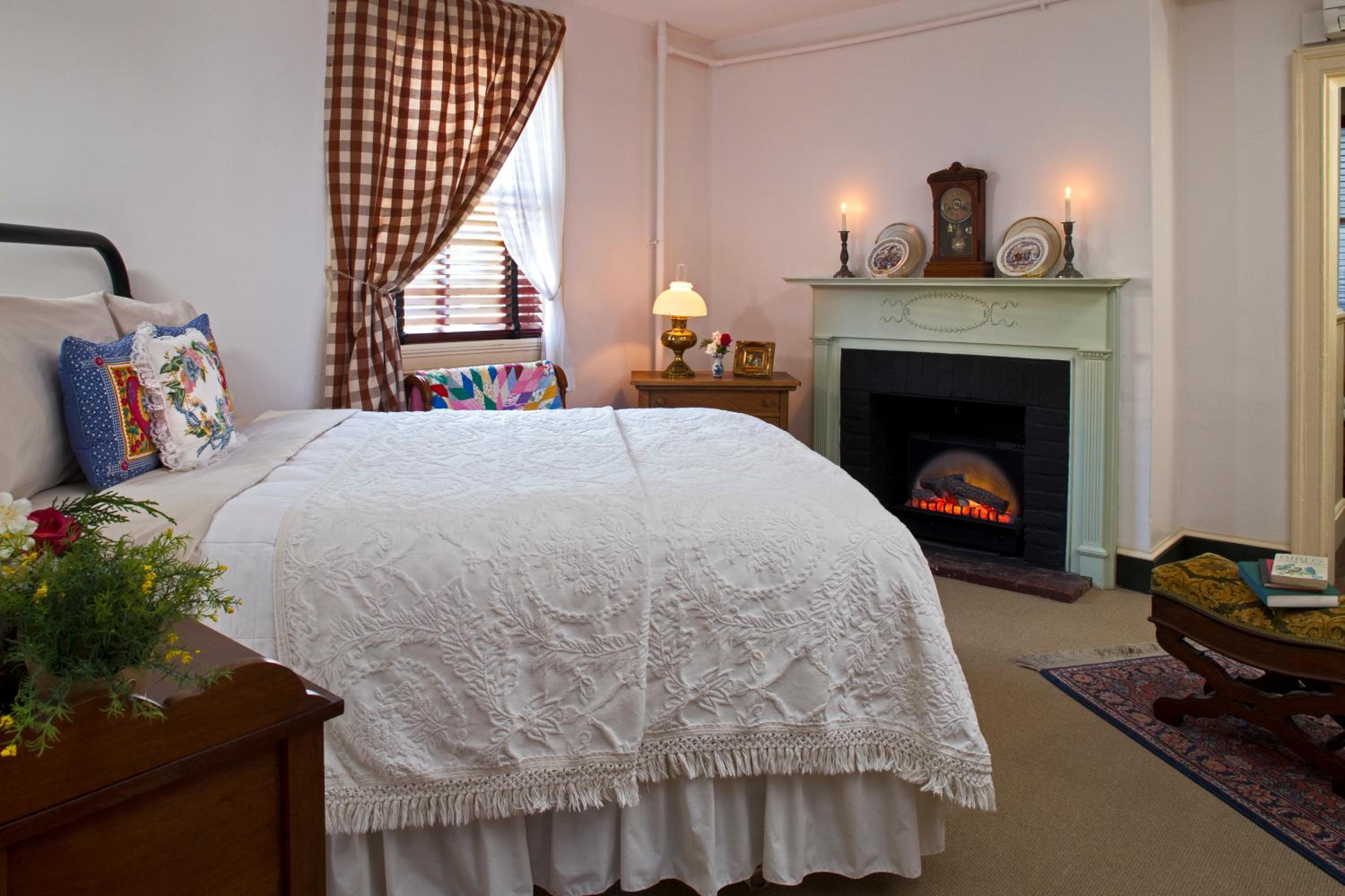 Queen Suite with Balcony - Photo 1