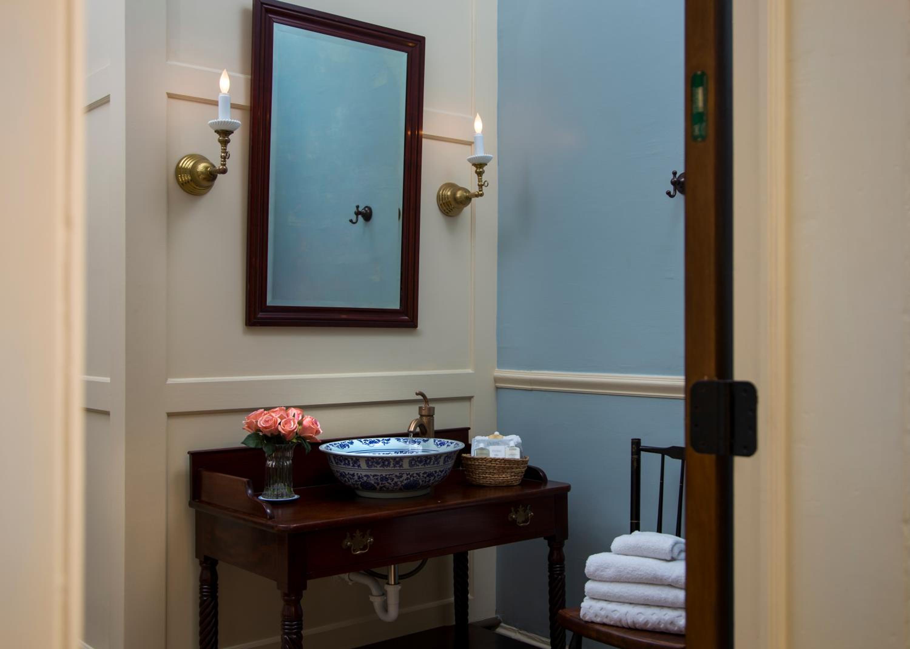 One-Bedroom Queen Suite - Photo 3