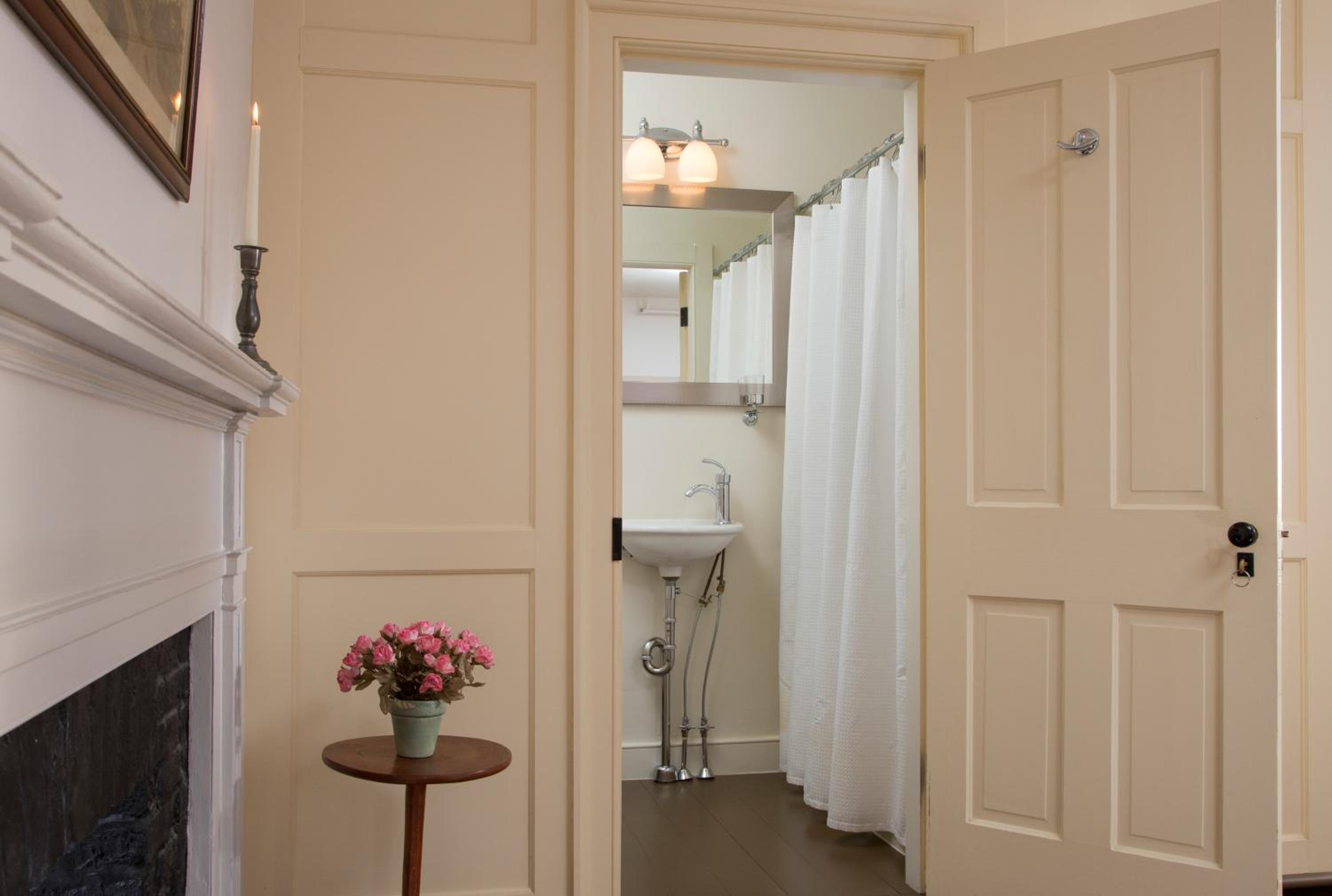 One-Bedroom Queen Suite - Photo 4