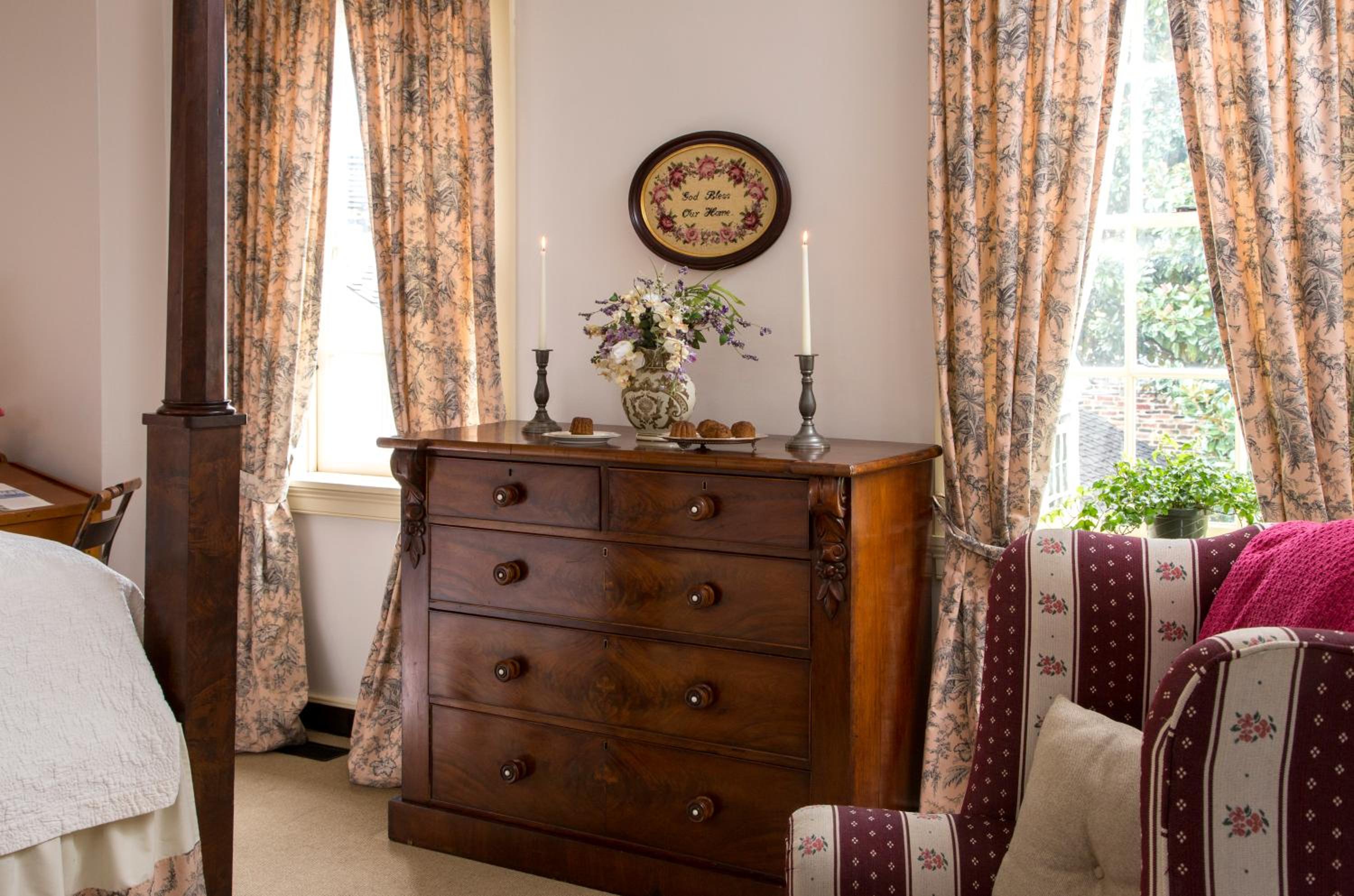 One-Bedroom Queen Suite - Photo 2