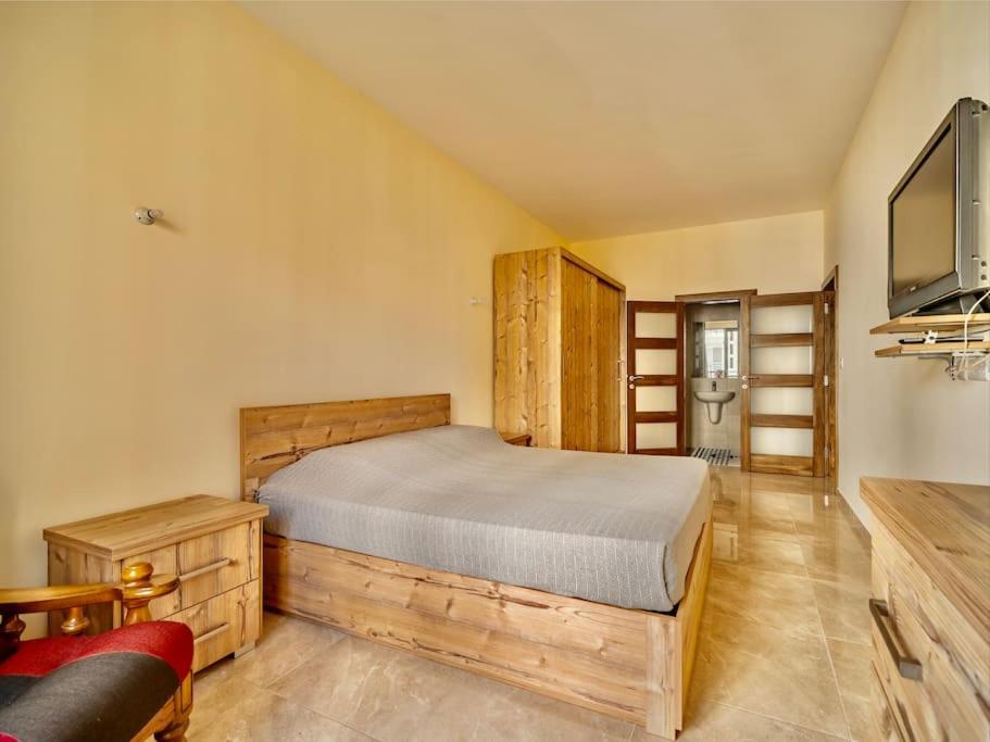 One-Bedroom Apartment photo 3