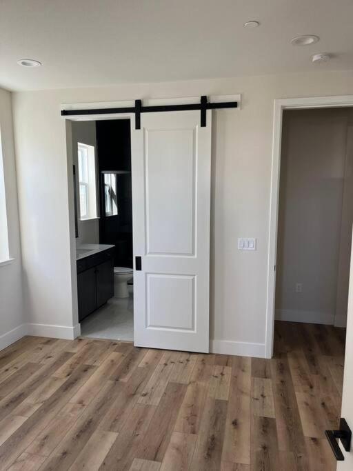 One-Bedroom House photo 1