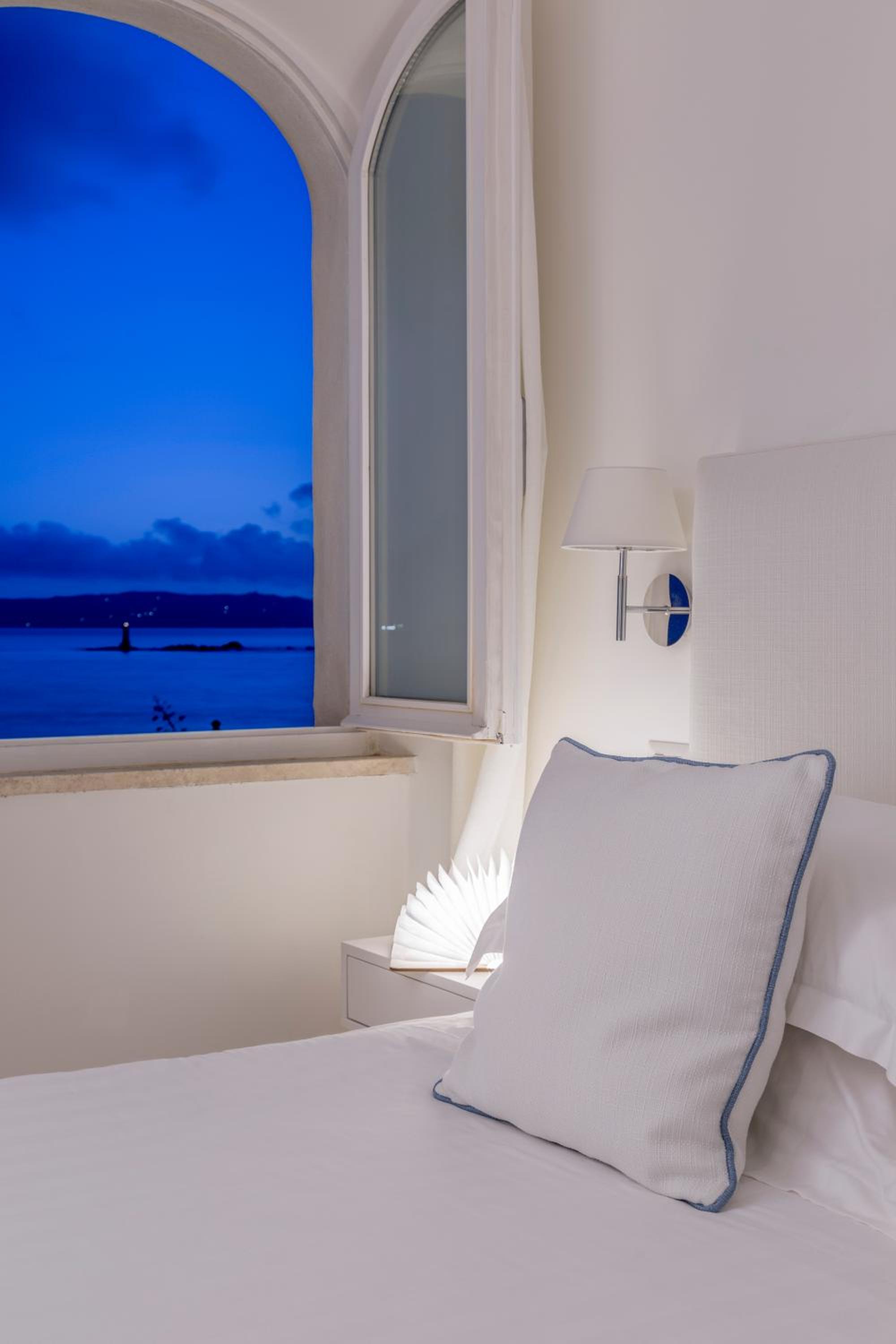 Deluxe Double Room with Balcony and Sea View - Photo 9