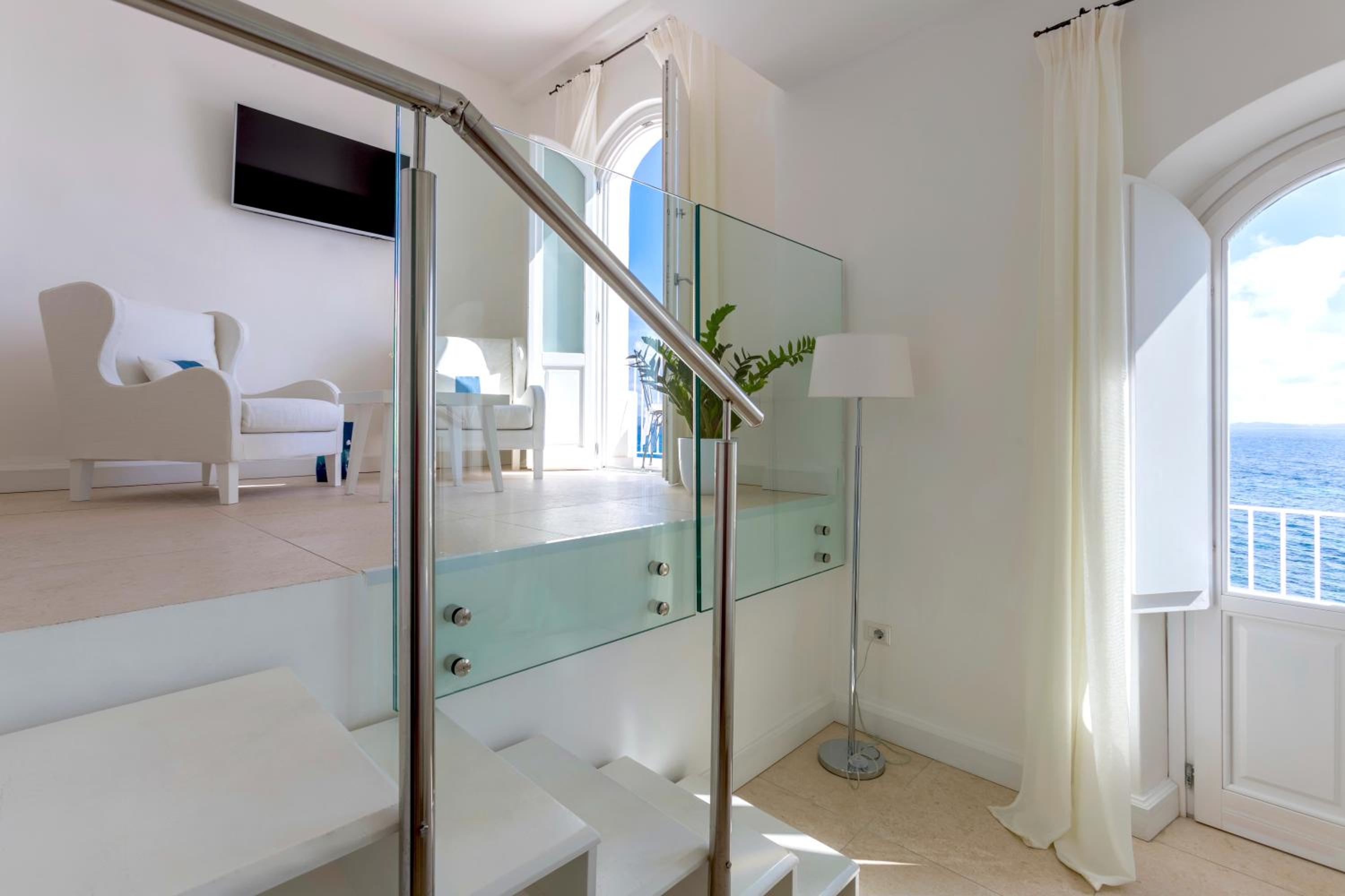 Deluxe Double Room with Balcony and Sea View - Photo 4