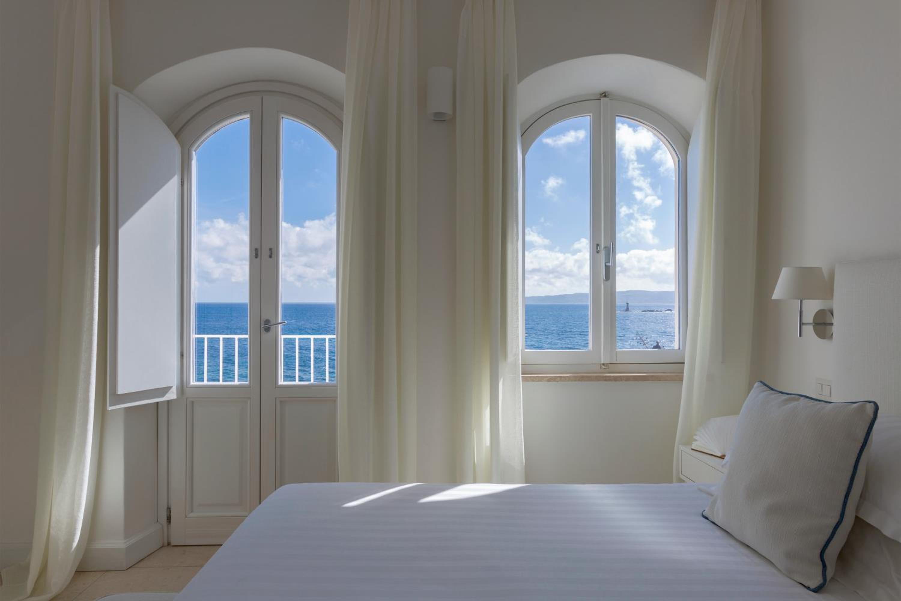 Deluxe Double Room with Balcony and Sea View - Photo 8