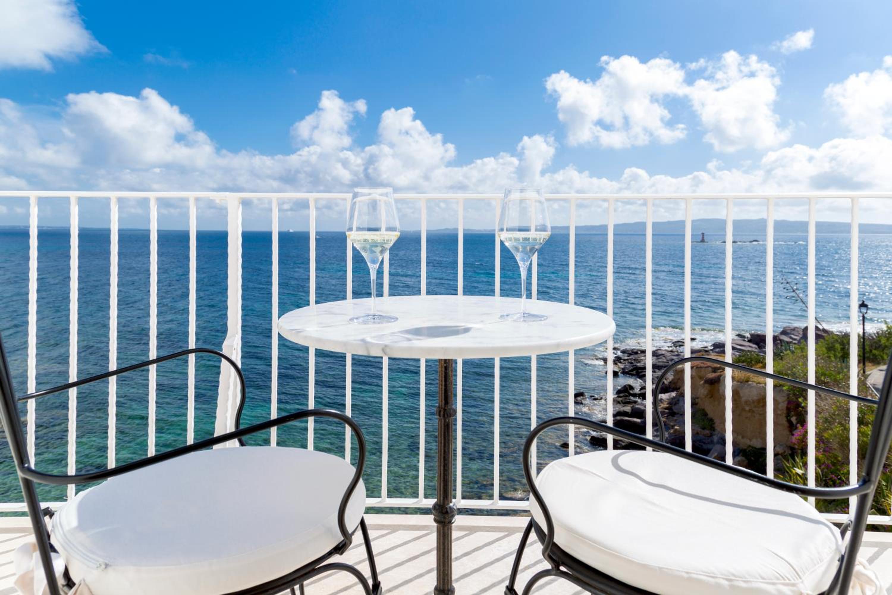 Deluxe Double Room with Balcony and Sea View - Photo 12