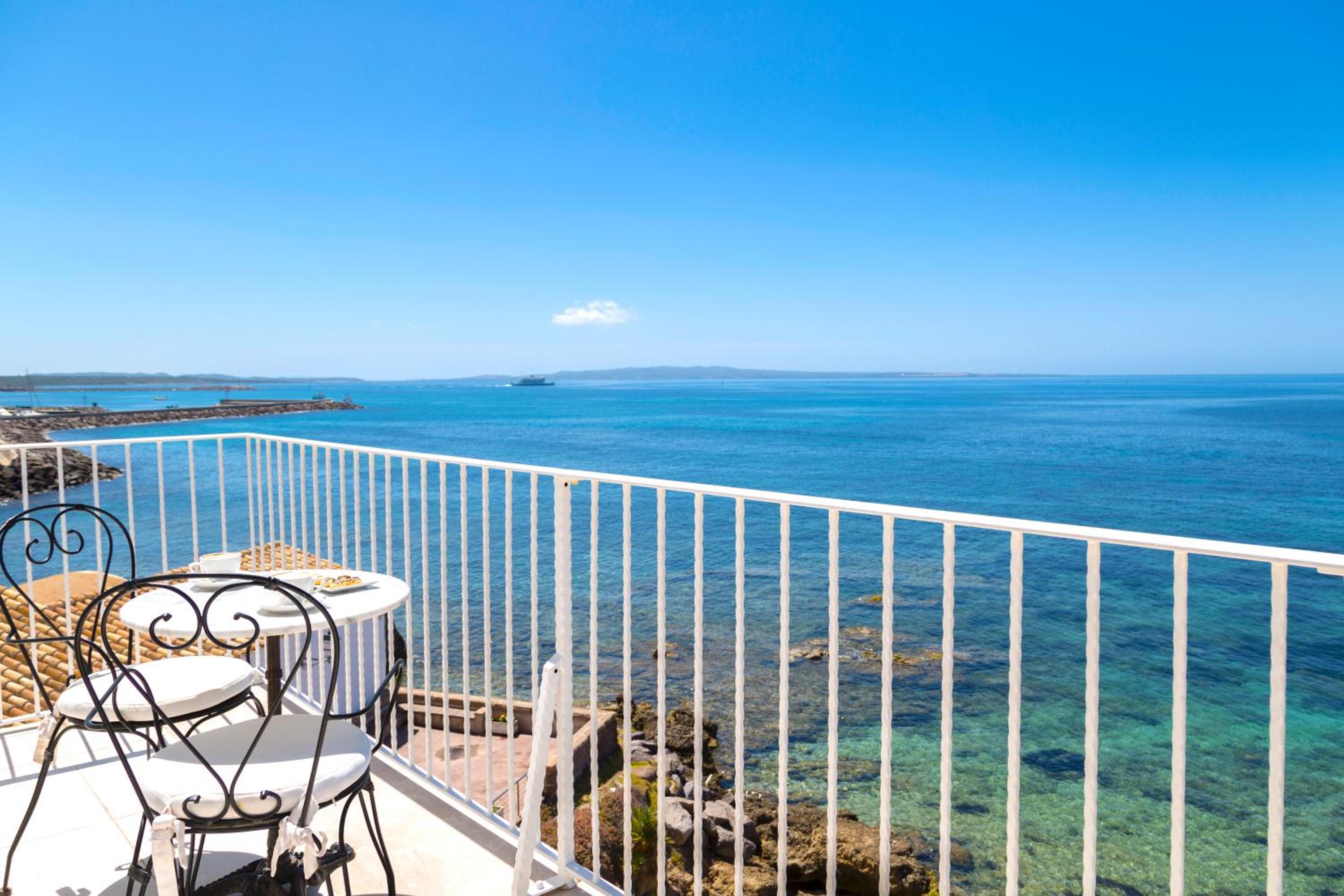 Deluxe Double Room with Balcony and Sea View - Photo 7