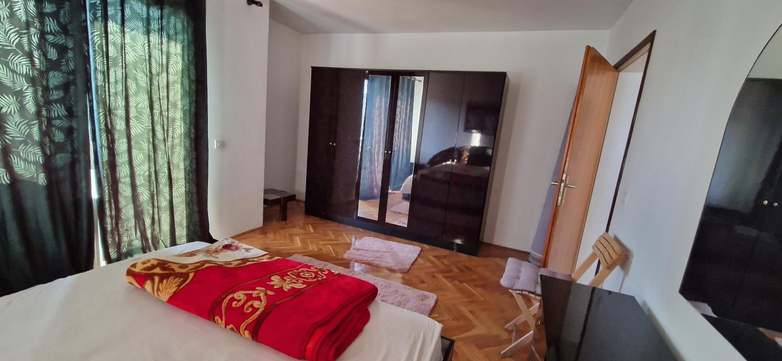 Seven-Bedroom House photo 2