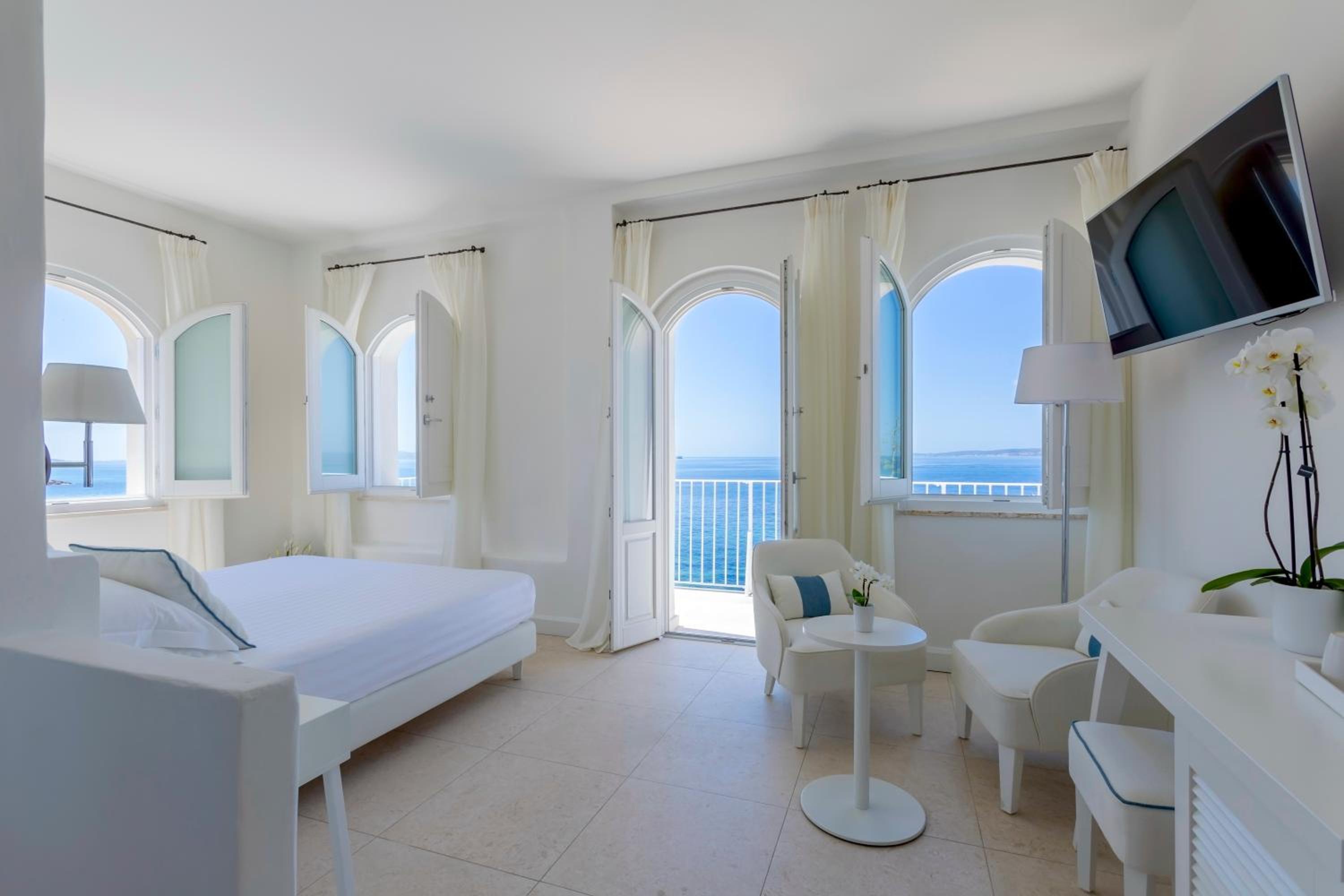 Deluxe Double Room with Balcony and Sea View - Photo 1