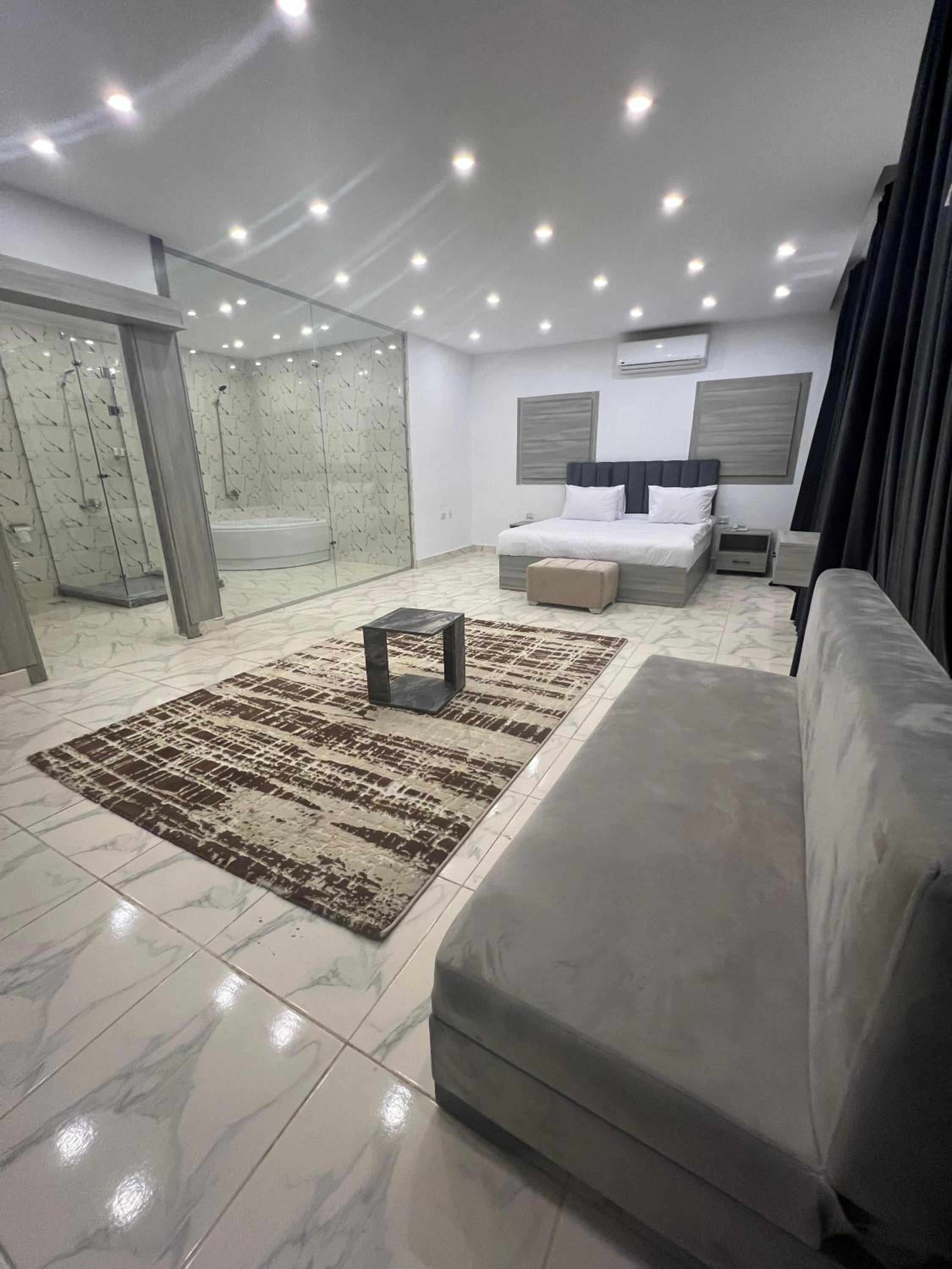 Deluxe Suite with Spa Bath