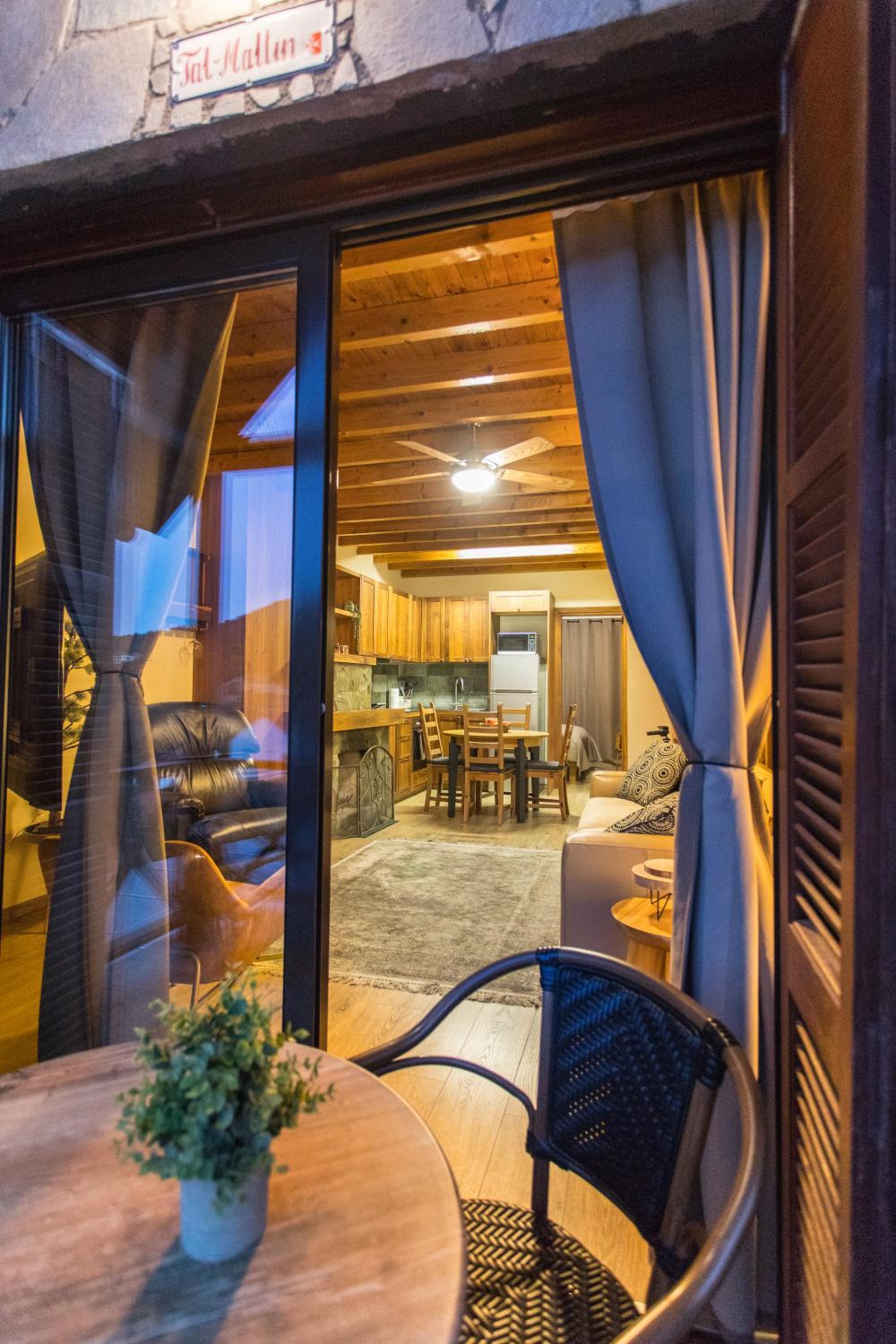 Apartment with Mountain View - Photo 3