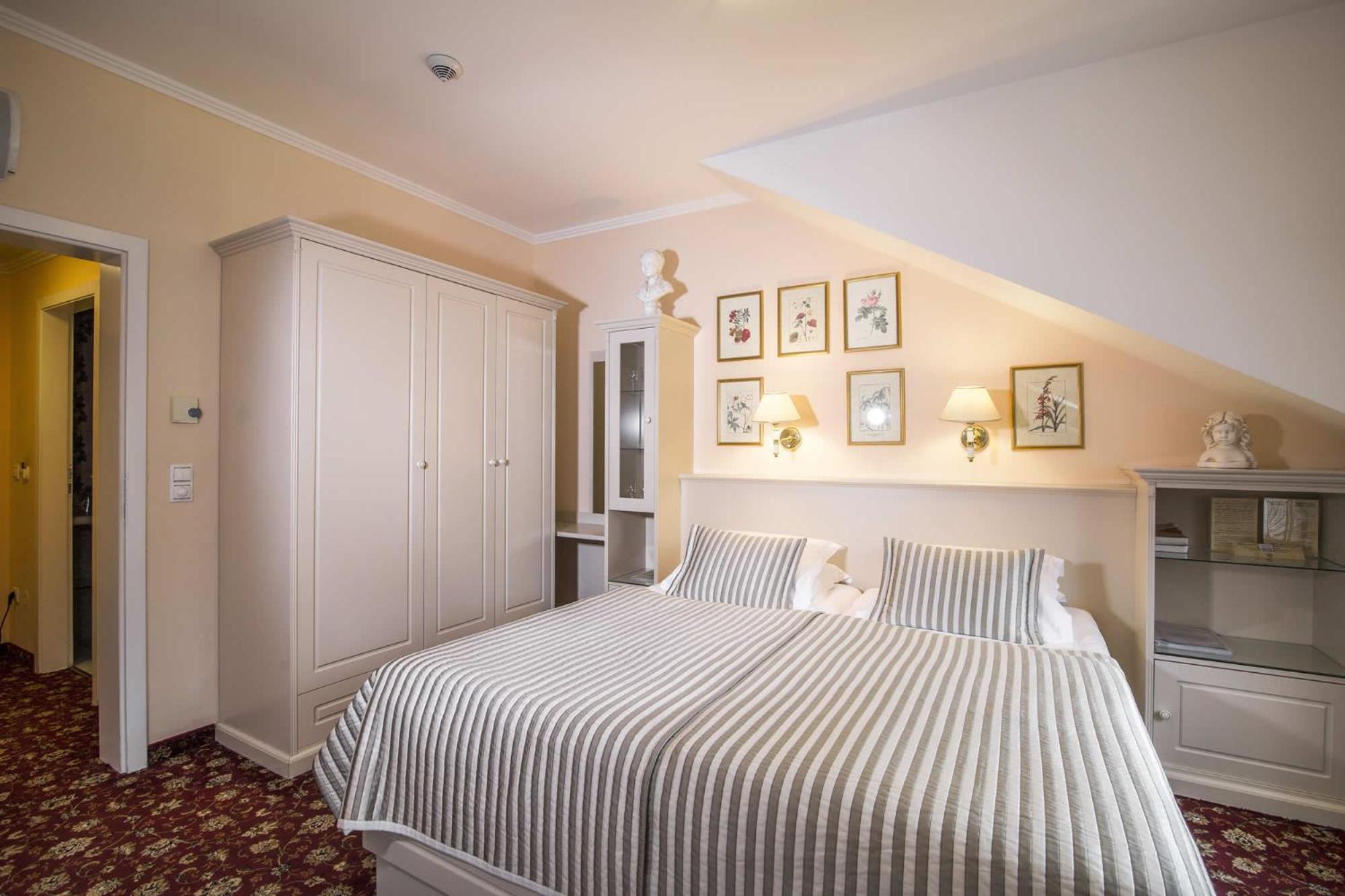 Economy Triple Room - Photo 8