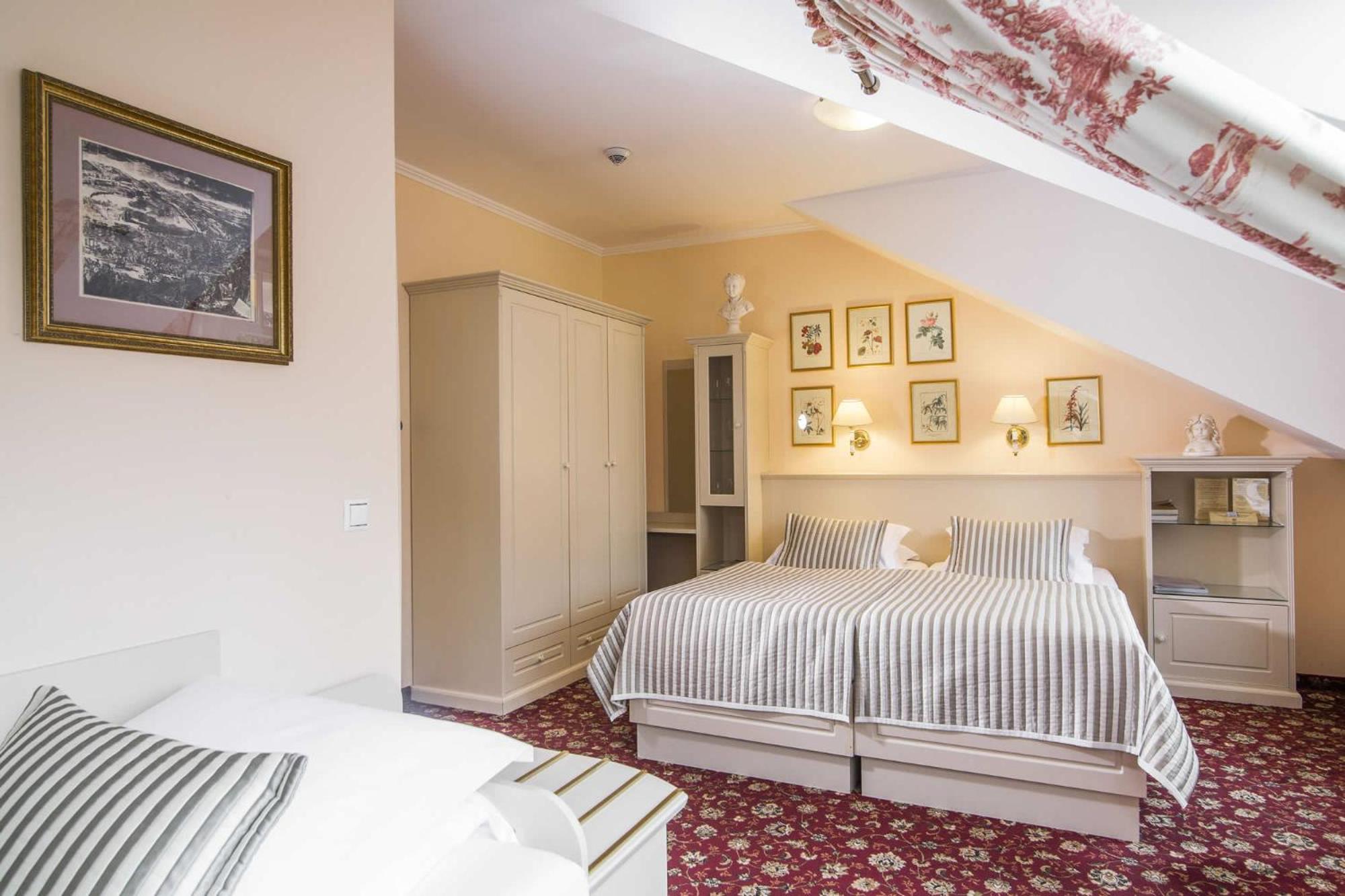Economy Triple Room - Photo 7