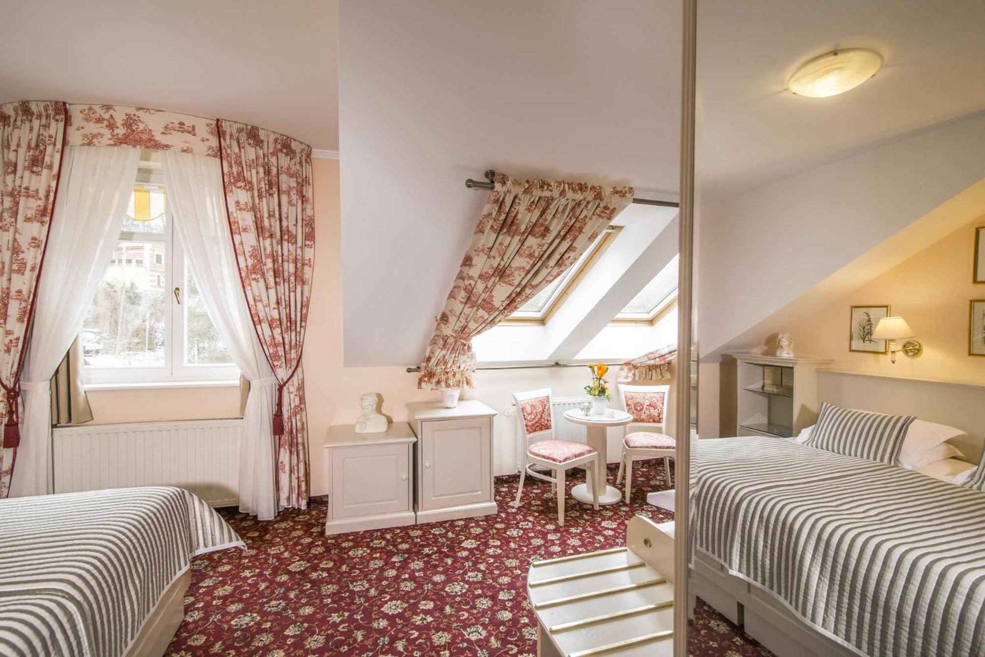 Economy Triple Room - Photo 6